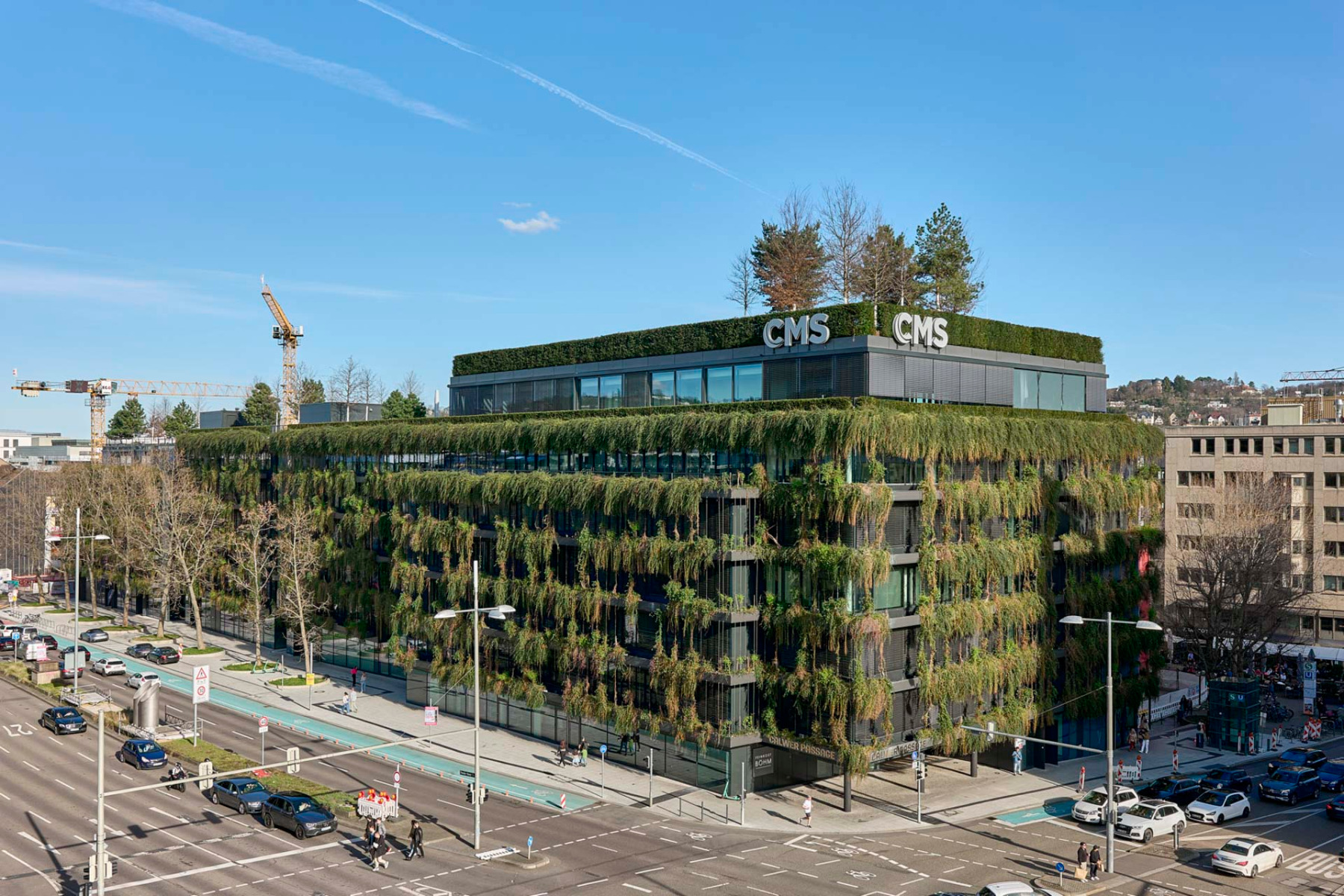 Die Calwer Passage bringt mit ihrer begrünten Fassade ein Stück Natur in die Stuttgarter Innenstadt. © Hörmann