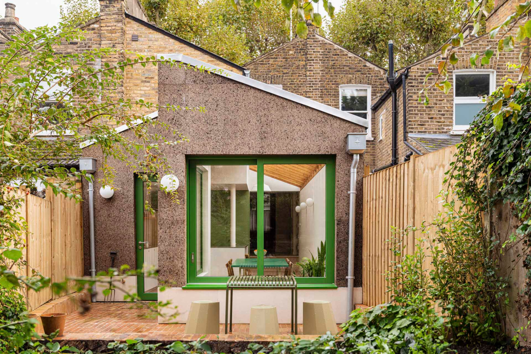 https://detail-cdn.s3.eu-central-1.amazonaws.com/media/catalog/product/0/1/01-camberwell-cork-house-london-delve-architects.jpg?width=437&height=582&store=de_de&image-type=image