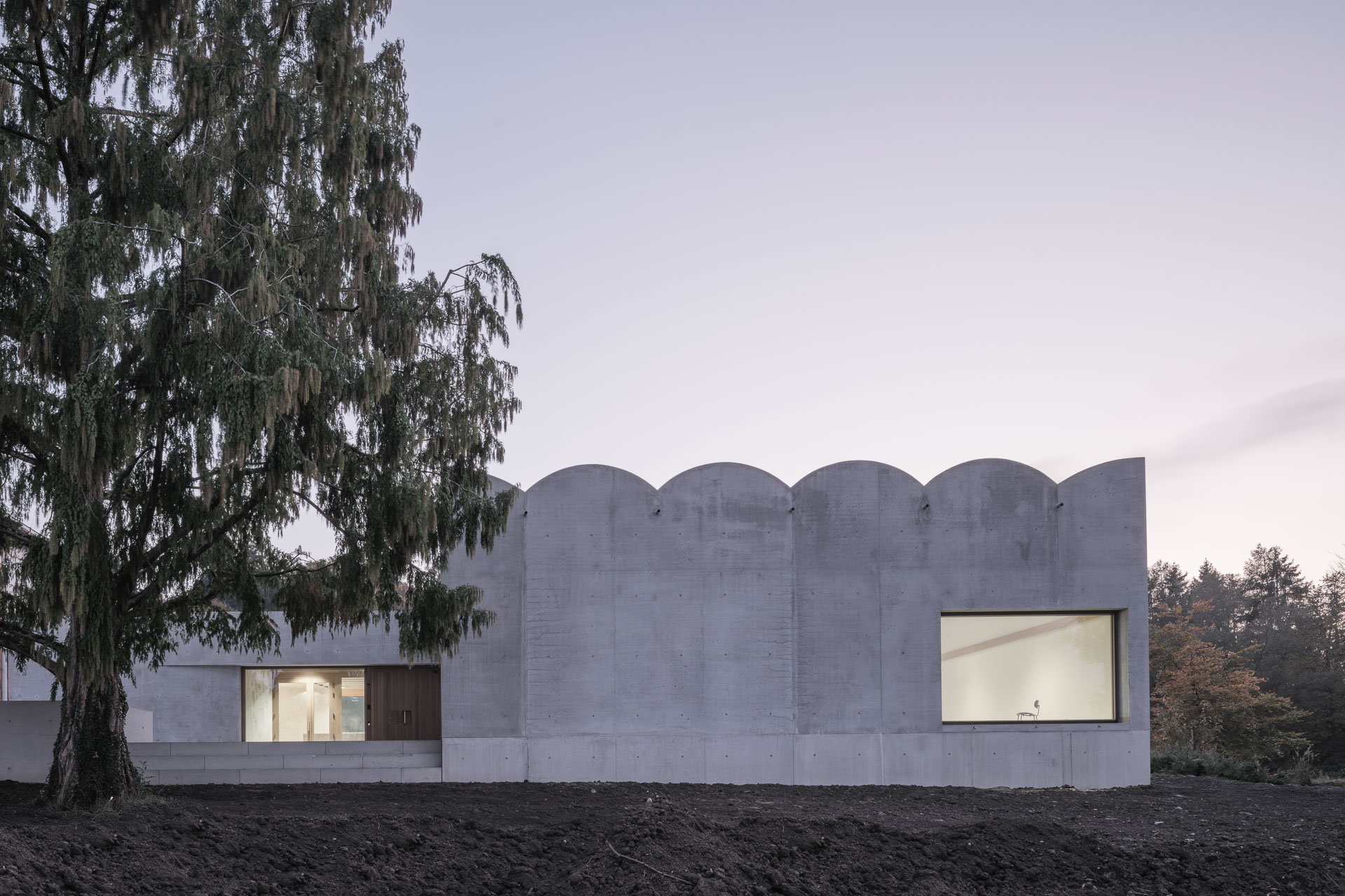 Der Museumsneubau ist schon von weitem durch das markante Tonnendach über dem großen Saal zu erkennen © Florian Holzherr