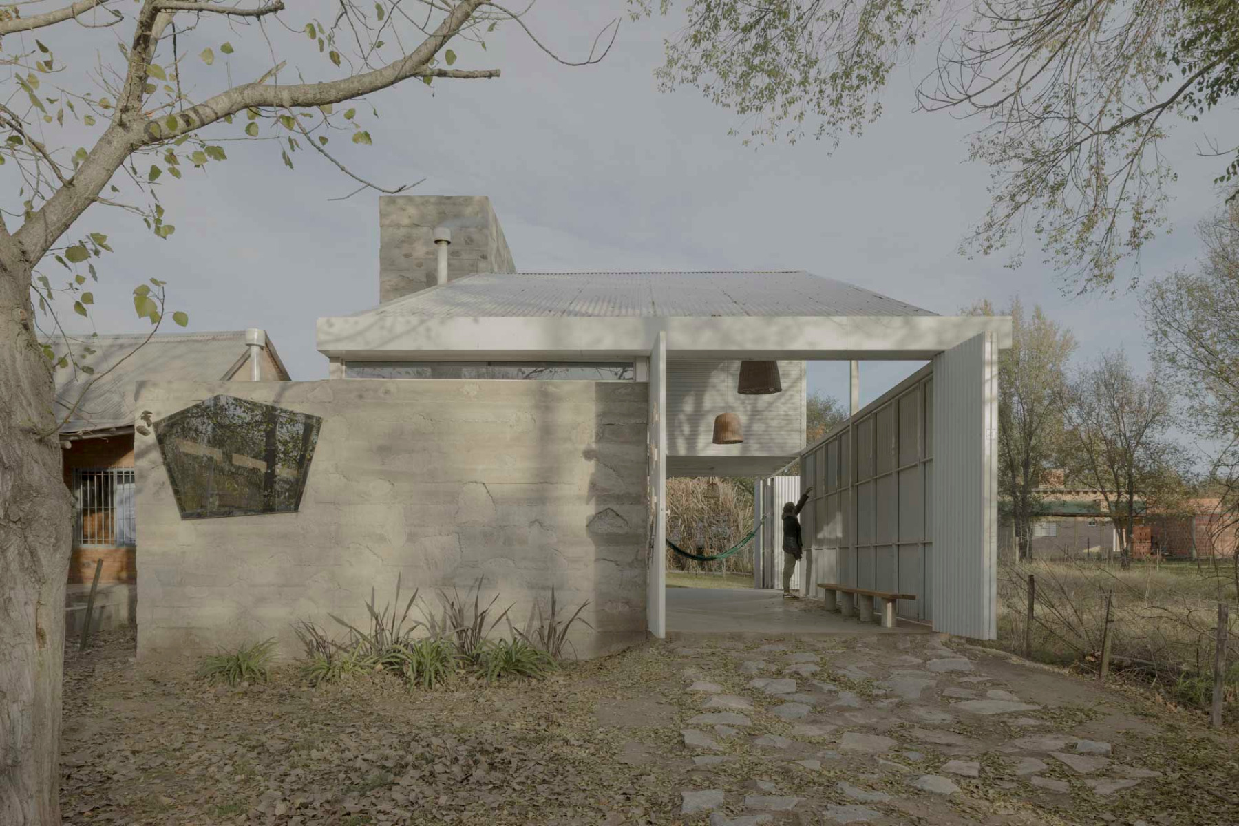 The vast majority of Casa Lelis is an open terrace. The heated interior rooms are concentrated in the concrete core of the house and on the upper floor. © Federico Cairoli