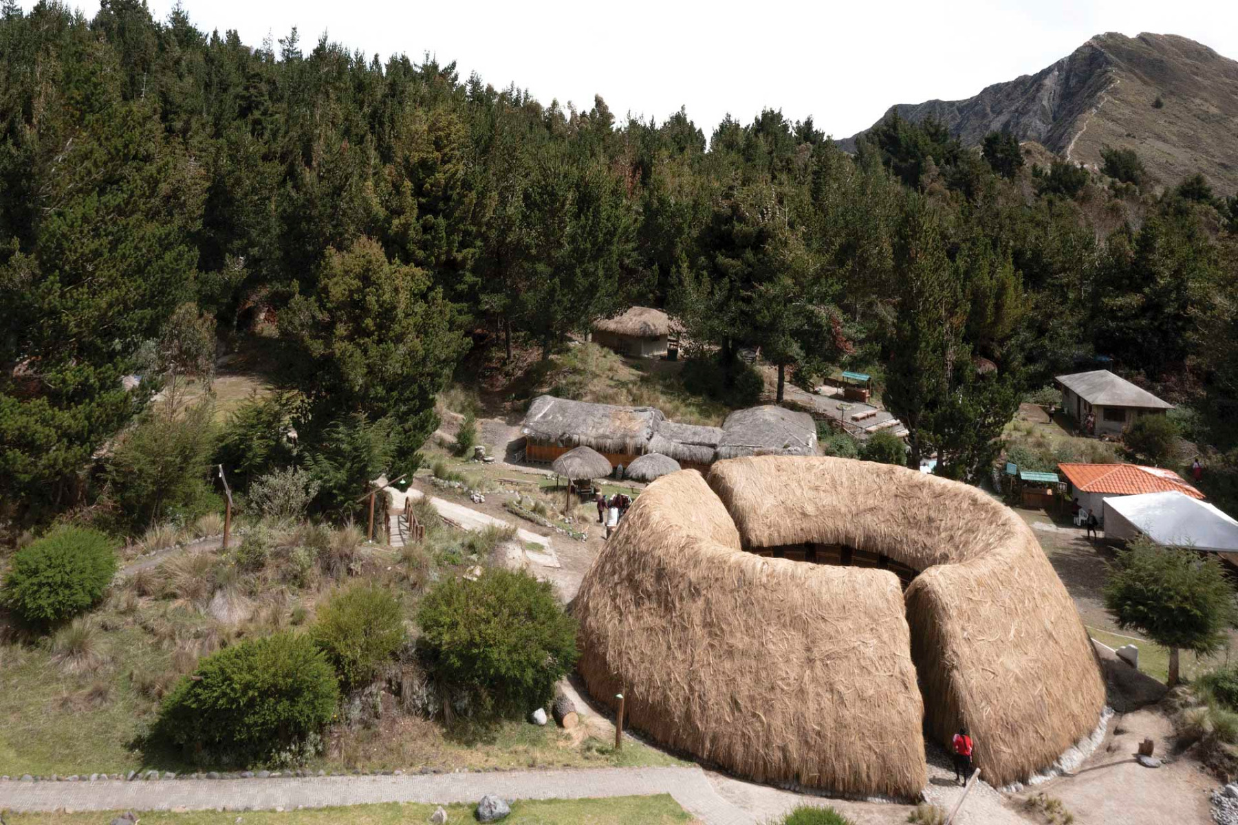 The Chaki Wasi craft centre in the Ecuadorian community of Shalalá was designed by Marie Combette and Daniel Moreno Flores, who are architects at the La Cabina de la Curiosidad practice. © Jag Studio