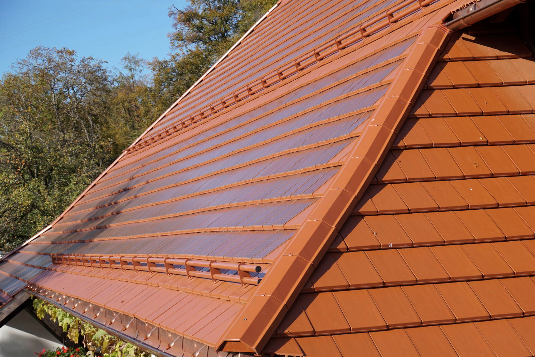 Der Solarziegel PV-Autarq ist nun auch in Kupferrot erhältlich. Er wird mit den Glattziegeln Domino von Creaton kombiniert. © Creaton