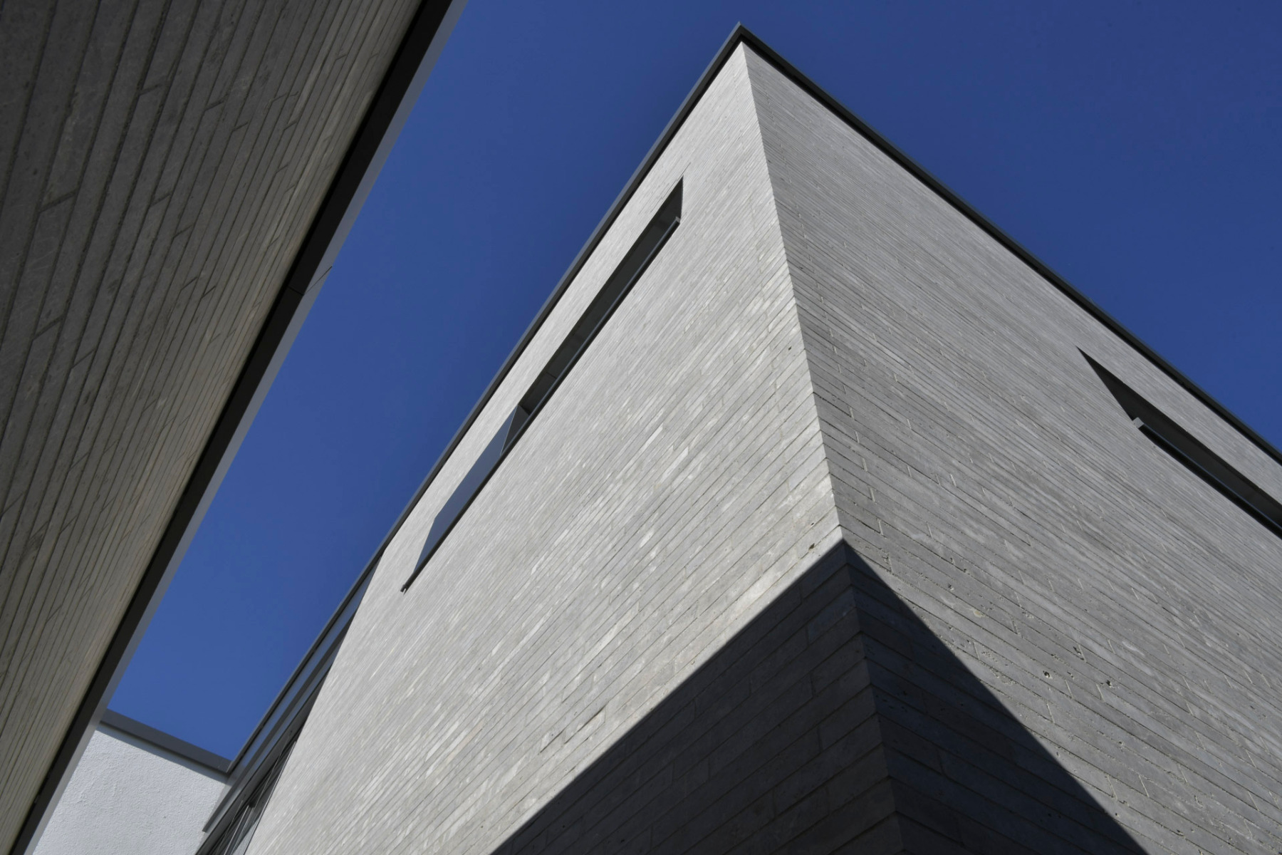 Wie Klinker mutet die Fassade eines privaten Wohnhauses in Baden-Württemberg an. Tatsächlich handelt es sich um Natursteinelemente. © Traco Deutsche Travertin Werke / Thomas Wolf. 