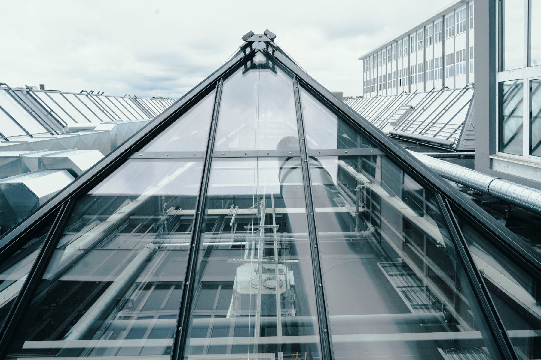 Die neuen Dachlaternen von Indu Light erfüllen die Anforderungen an Brand- und Schallschutz sowie Energieeffizienz. © Nico Pudimat