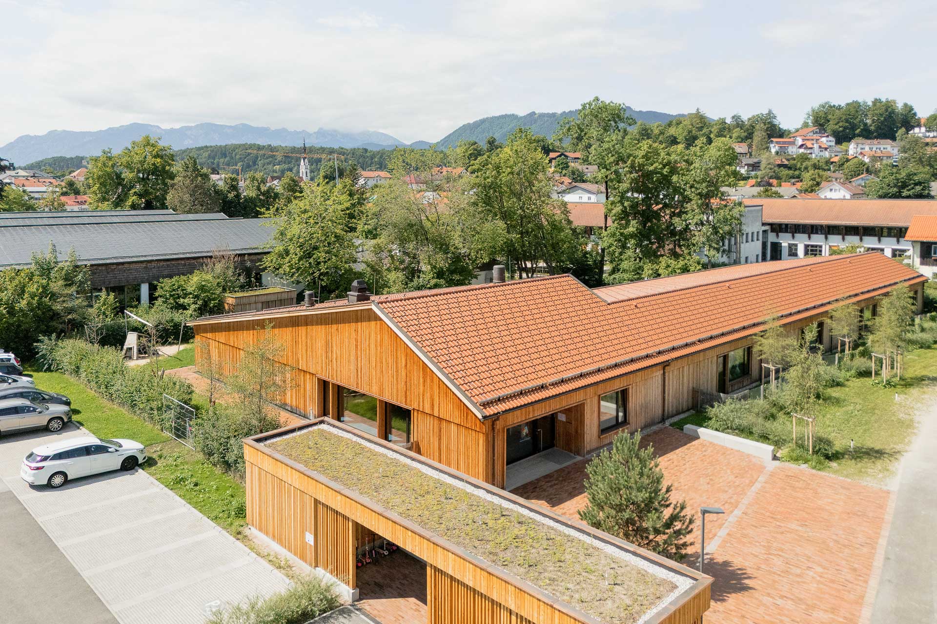 Ein langes Dach mit zwei verschiedenen Neigungen prägt den neuen Kindergarten in Bad Tölz. © Sebastian Schels