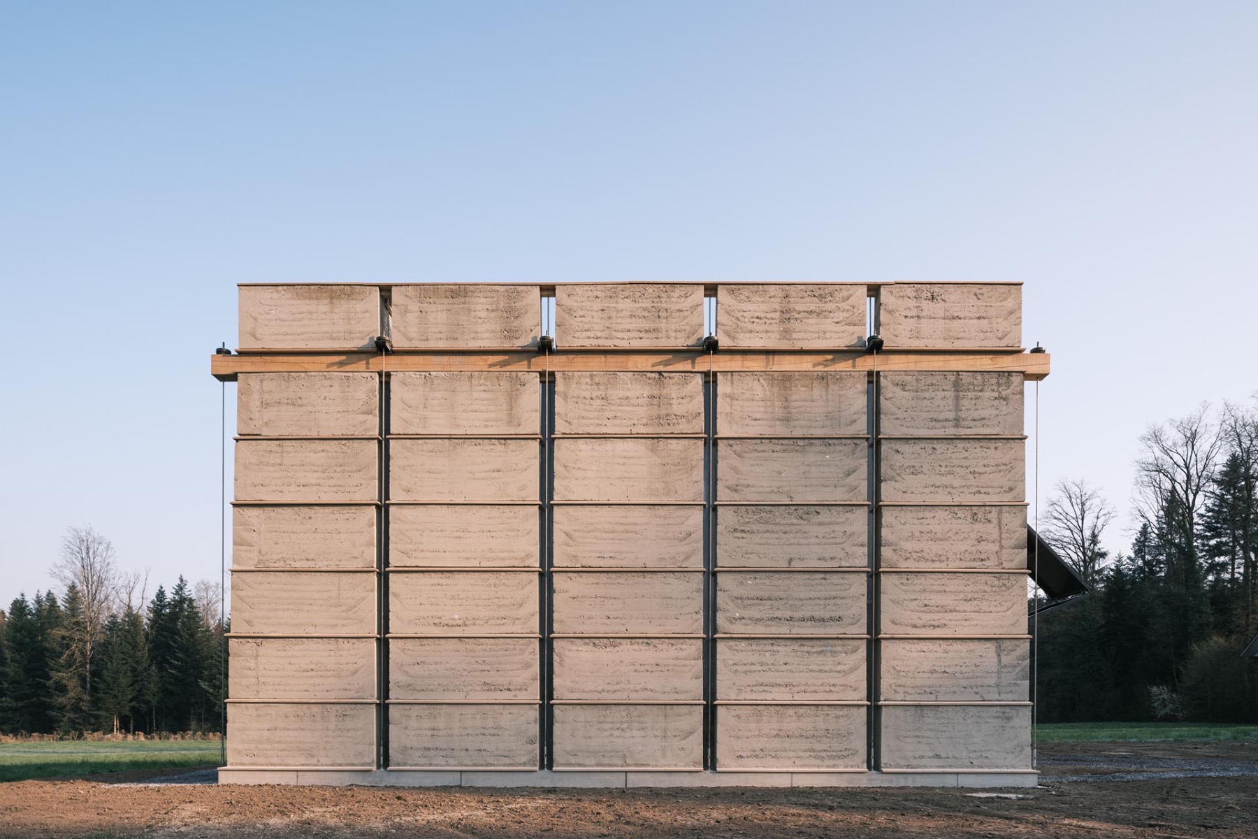 Mit ihrem Ofenturm in Cham gewannen Boltshauser Architekten 2022 den Detail Award. Jetzt wird das Geb&auml;ude im Band &bdquo;Bauen mit Stampflehm&ldquo; vorgestellt. &copy; Sandro Livio Straube