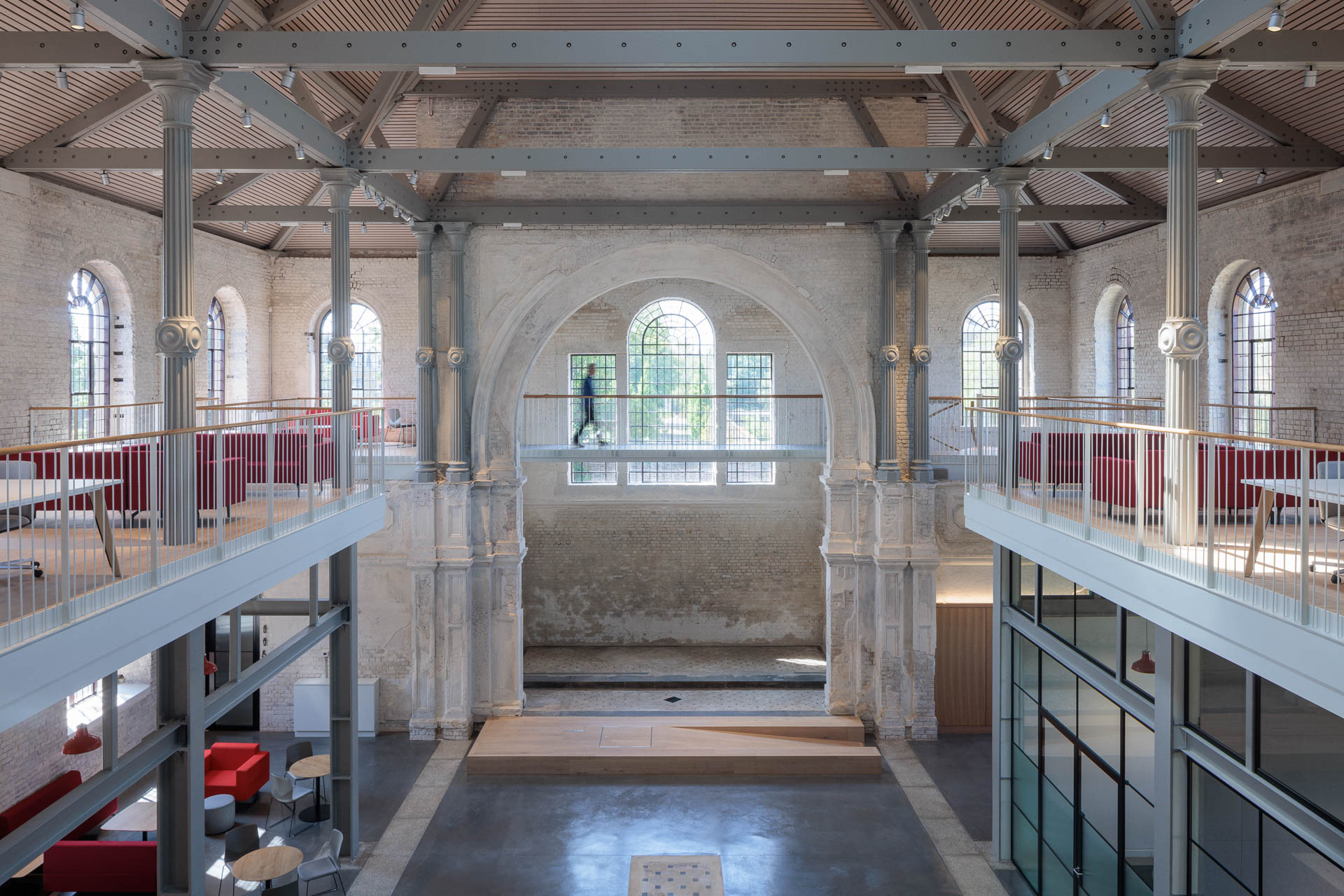 Ein leichtes Br&uuml;ckensystem verbindet die vollst&auml;ndig umlaufende Empore. Die neue Dachkonstruktion &uuml;berspannt das gesamte Kirchenschiff. &copy; Dirk Lindner