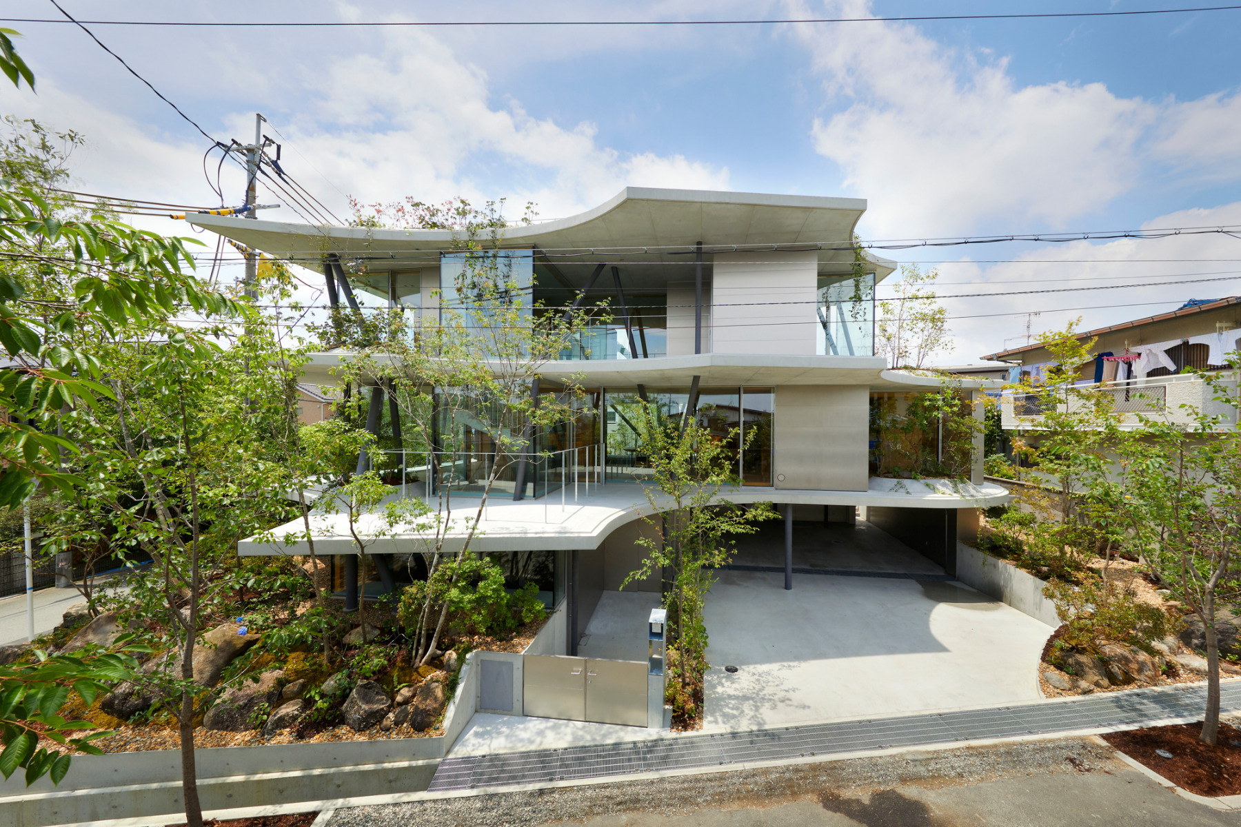 https://detail-cdn.s3.eu-central-1.amazonaws.com/media/catalog/product/0/1/01-earth-house-osaka-tomohiro-hata.jpg?width=437&height=582&store=de_en&image-type=image