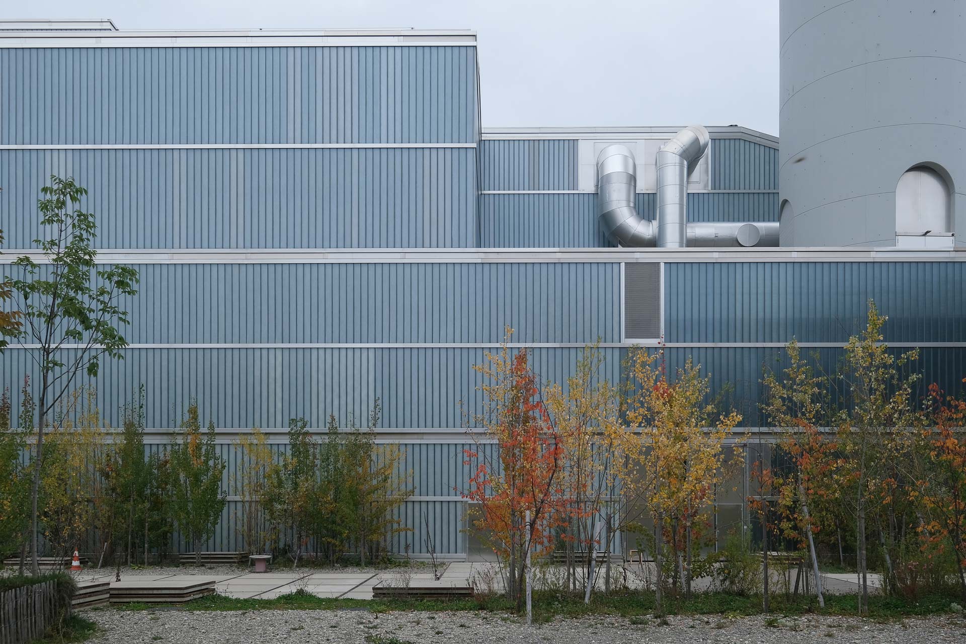 F&#xFC;r&#x20;die&#x20;Fassade&#x20;der&#x20;Energiezentrale&#x20;kamen&#x20;bis&#x20;zu&#x20;drei&#x20;Lagen&#x20;Profilbauglas&#x20;mit&#x20;und&#x20;ohne&#x20;transparente&#x20;W&#xE4;rmed&#xE4;mmung&#x20;zum&#x20;Einsatz.&#x20;&#xA9;&#x20;Jakob&#x20;Schoof