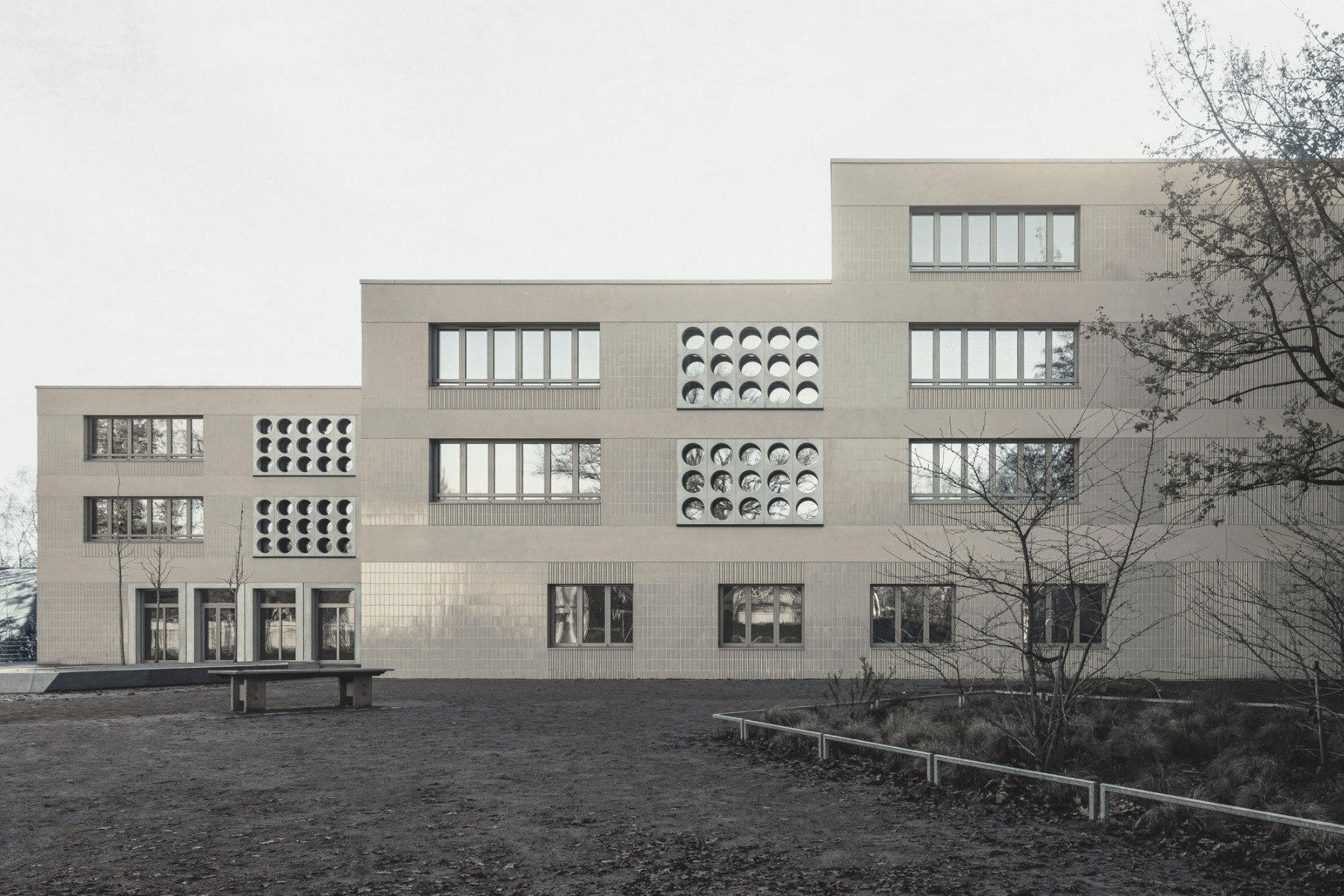 https://detail-cdn.s3.eu-central-1.amazonaws.com/media/catalog/product/0/1/01-erweiterung-lew-tolstoi-schule-berlin-aff-architekten.jpg?width=437&height=582&store=de_de&image-type=image
