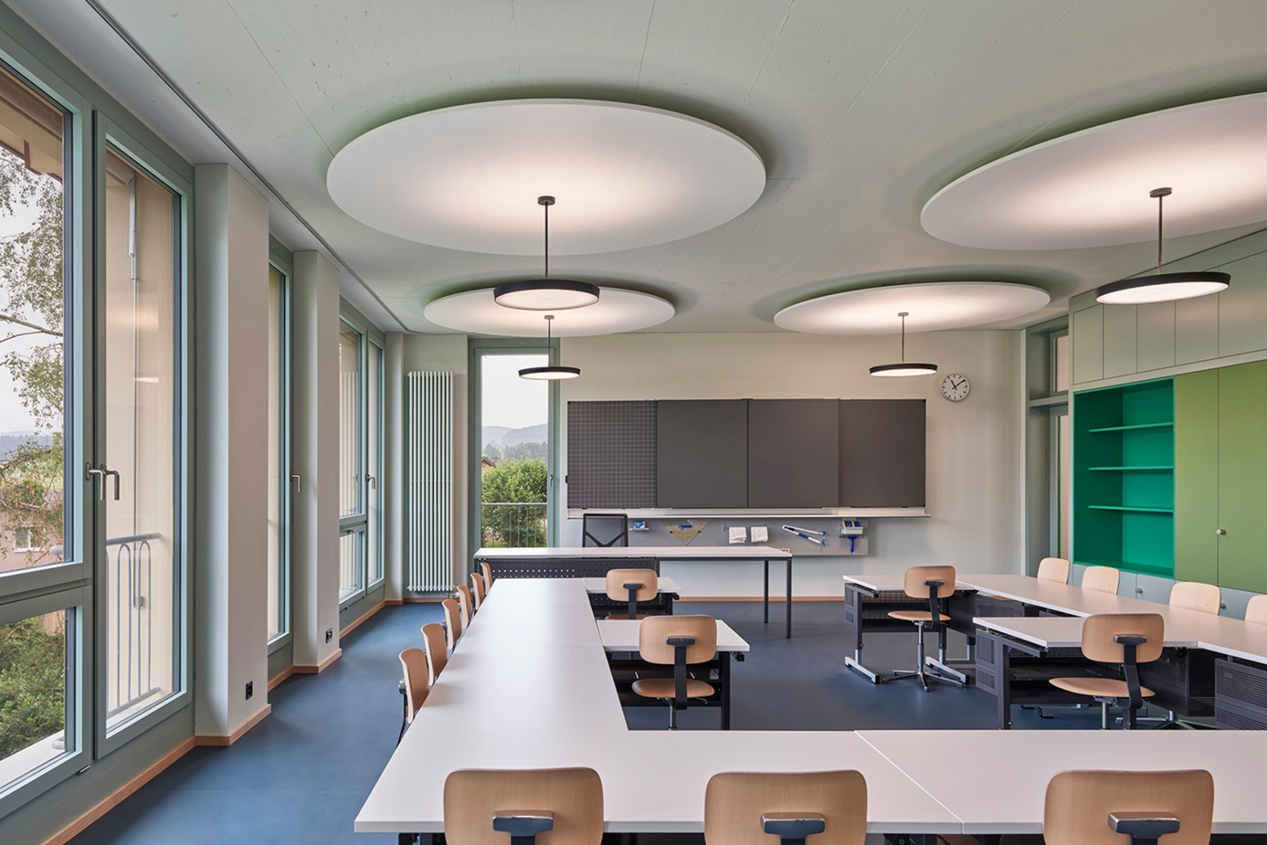 https://detail-cdn.s3.eu-central-1.amazonaws.com/media/catalog/product/0/1/01-erweiterungsbau-primarschule-elsau-moos-giuliani-hermann-architekten-circular-po-leuchte-schaetti.jpg?width=437&height=582&store=de_de&image-type=image