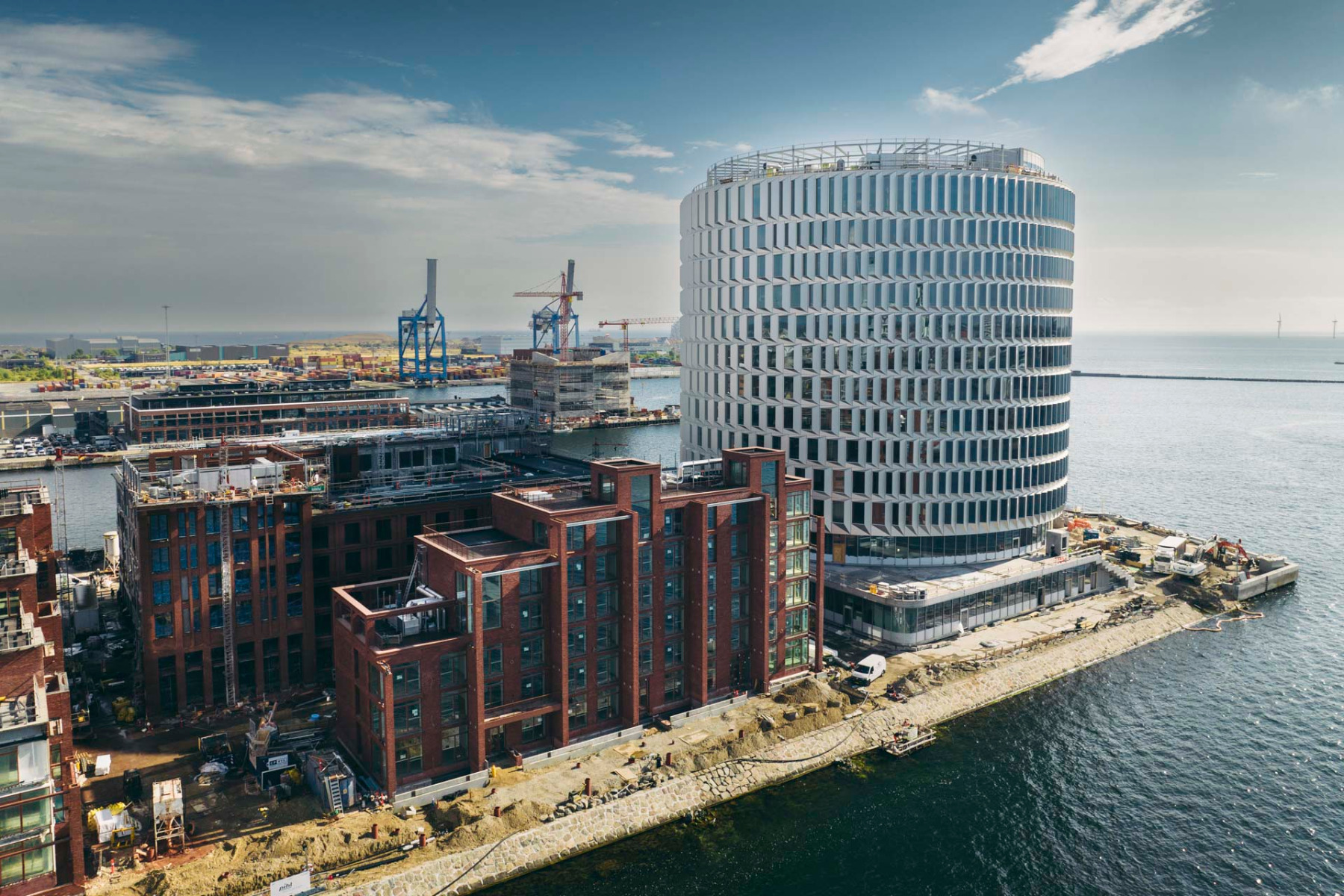 Der 60 m hohe Turm des Bürogebäudes Redmolen erhebt sich auf einer Landspitze am Nordhavn in Kopenhagen. © Pihl Koncernen