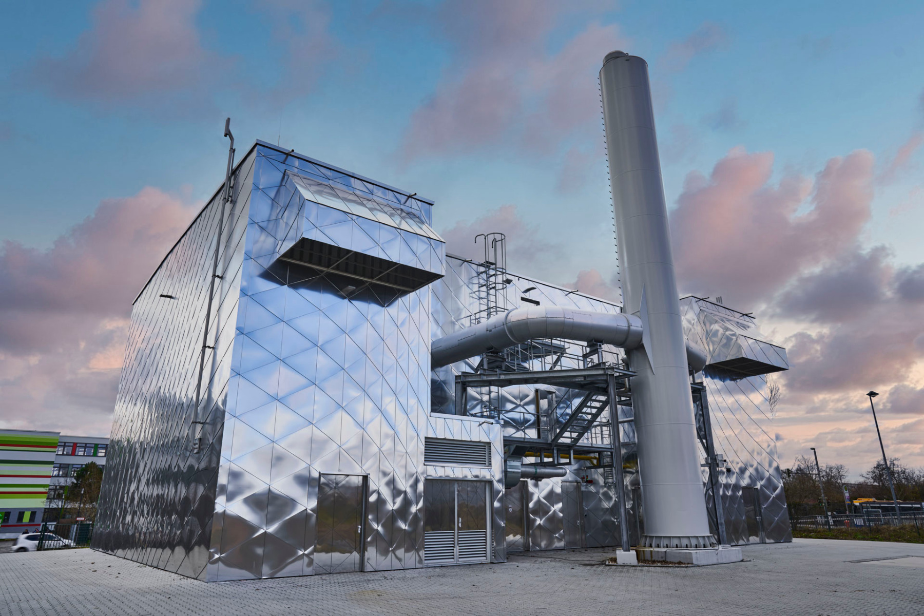 Die optischen Effekte lassen die Hülle des BHKW bewegt erscheinen – als ob Energiewirbel die Fassade formen würden. © Saint-Gobain Isover