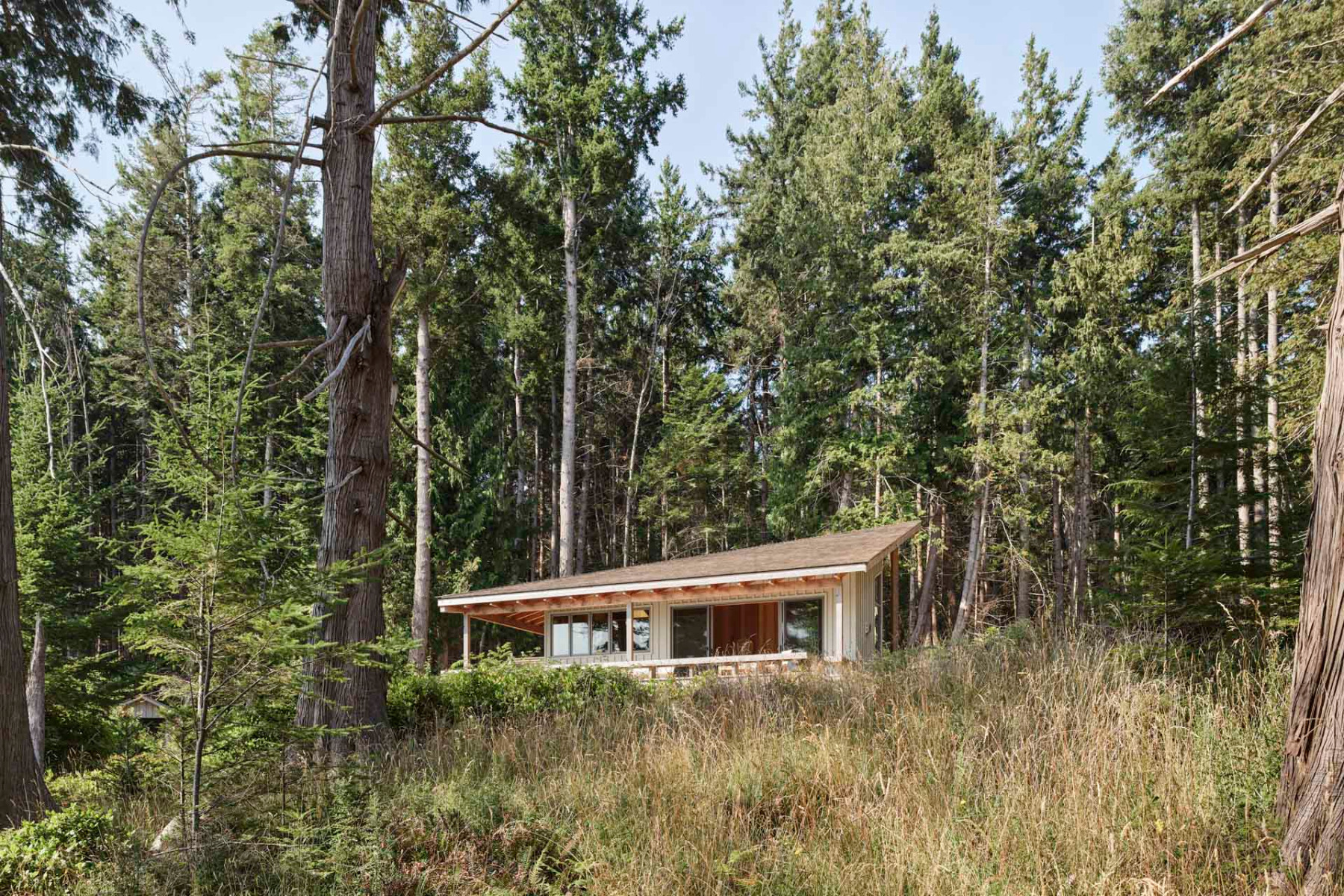Abseits vom Alltagstrubel auf einer Insel an der Küste von British Columbia liegt das Ferienhaus eines Schriftstellers. © Andrew Latreille