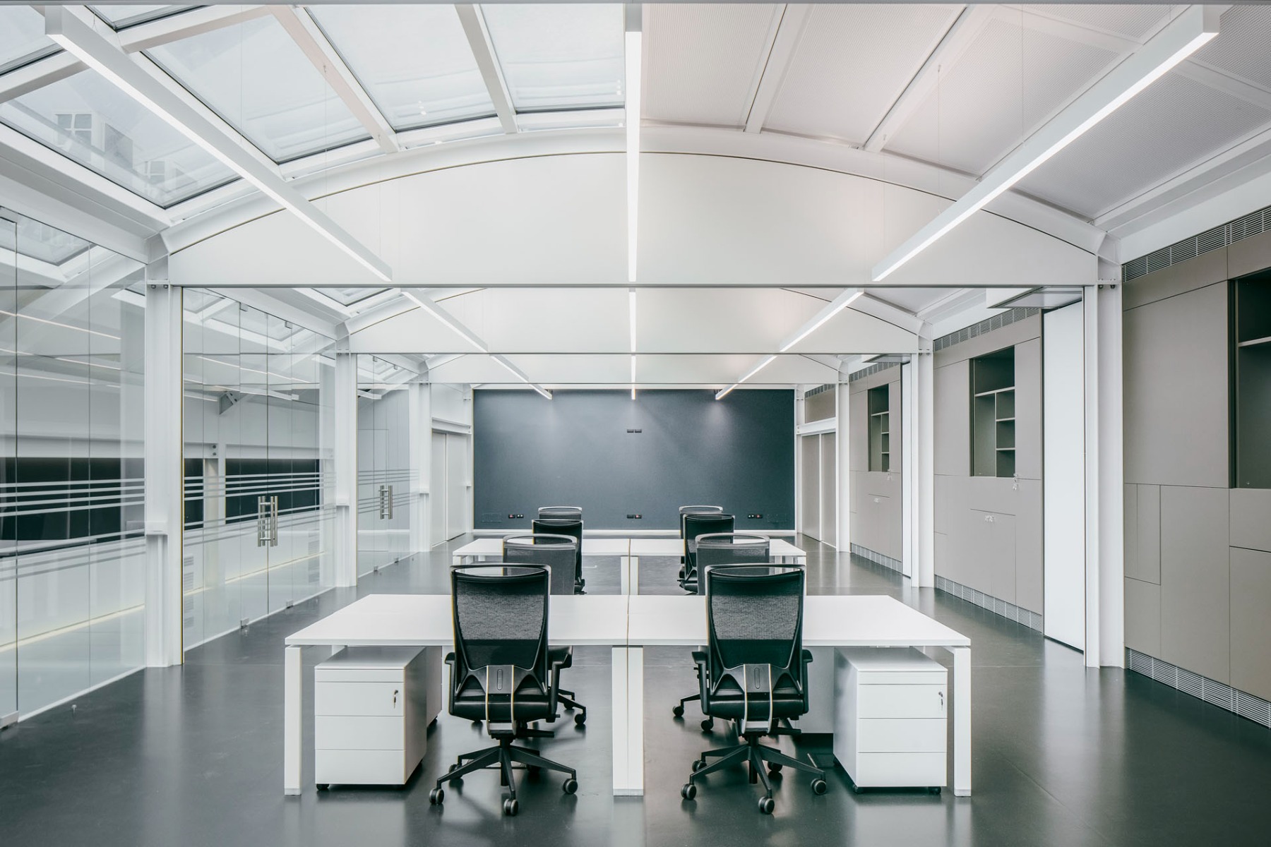 Das Glasdach lässt viel Licht ins Obergeschoss mit den Büroräumen. Faltschiebewände erlauben eine flexible Unterteilung des Raums. © Aldo Amoretti