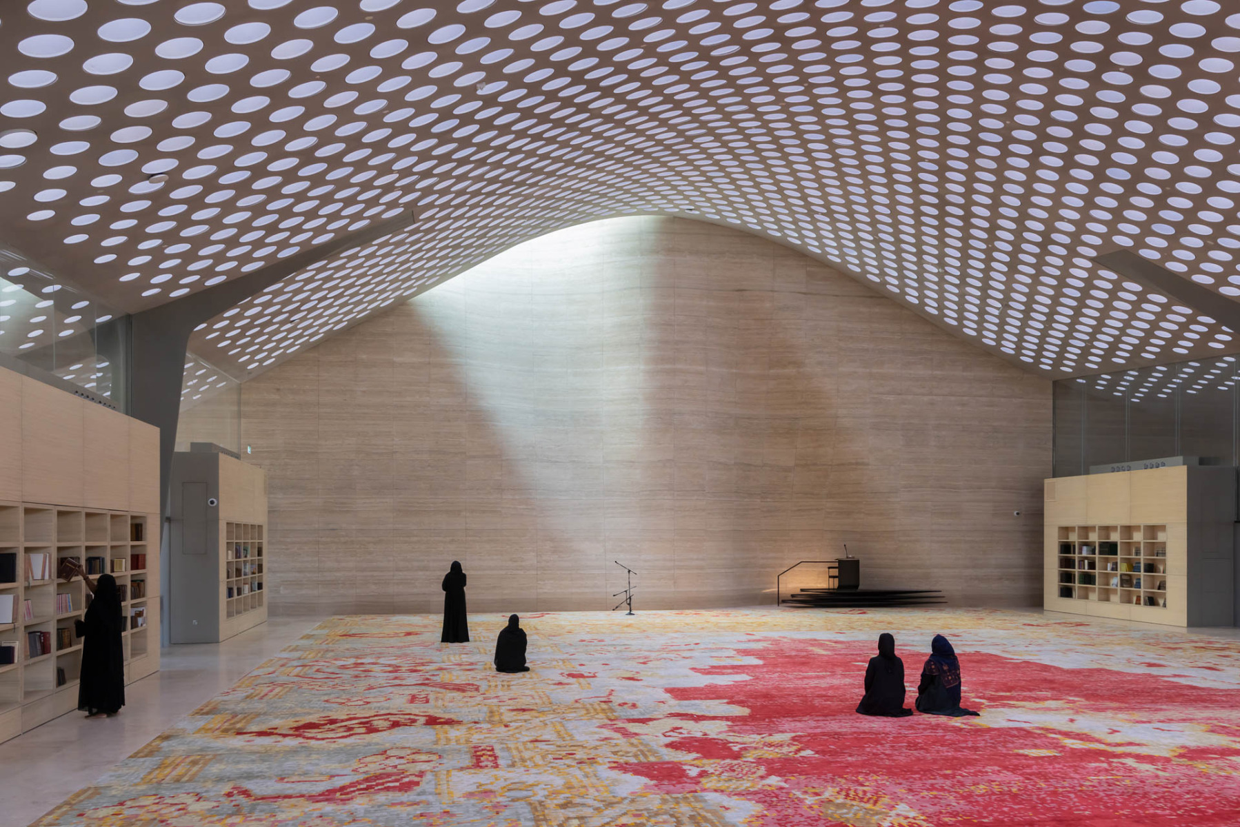 Blick&#x20;in&#x20;die&#x20;Frauenmoschee&#x20;im&#x20;Bildungszentrum&#x20;Al&#x20;Mujadilah&#x20;Center&#x20;in&#x20;Doha&#x3A;&#x20;Die&#x20;nach&#x20;Mekka&#x20;gerichtete&#x20;Quibla-Wand&#x20;mit&#x20;Travertinbekleidung&#x20;ist&#x20;am&#x20;h&#xF6;chsten&#x20;Punkt&#x20;in&#x20;Raummitte&#x20;nach&#x20;au&#xDF;en&#x20;gewellt&#x20;und&#x20;bildet&#x20;eine&#x20;Mihrab-Gebetsnische.&#x20;&#xA9;&#x20;Iwan&#x20;Baan