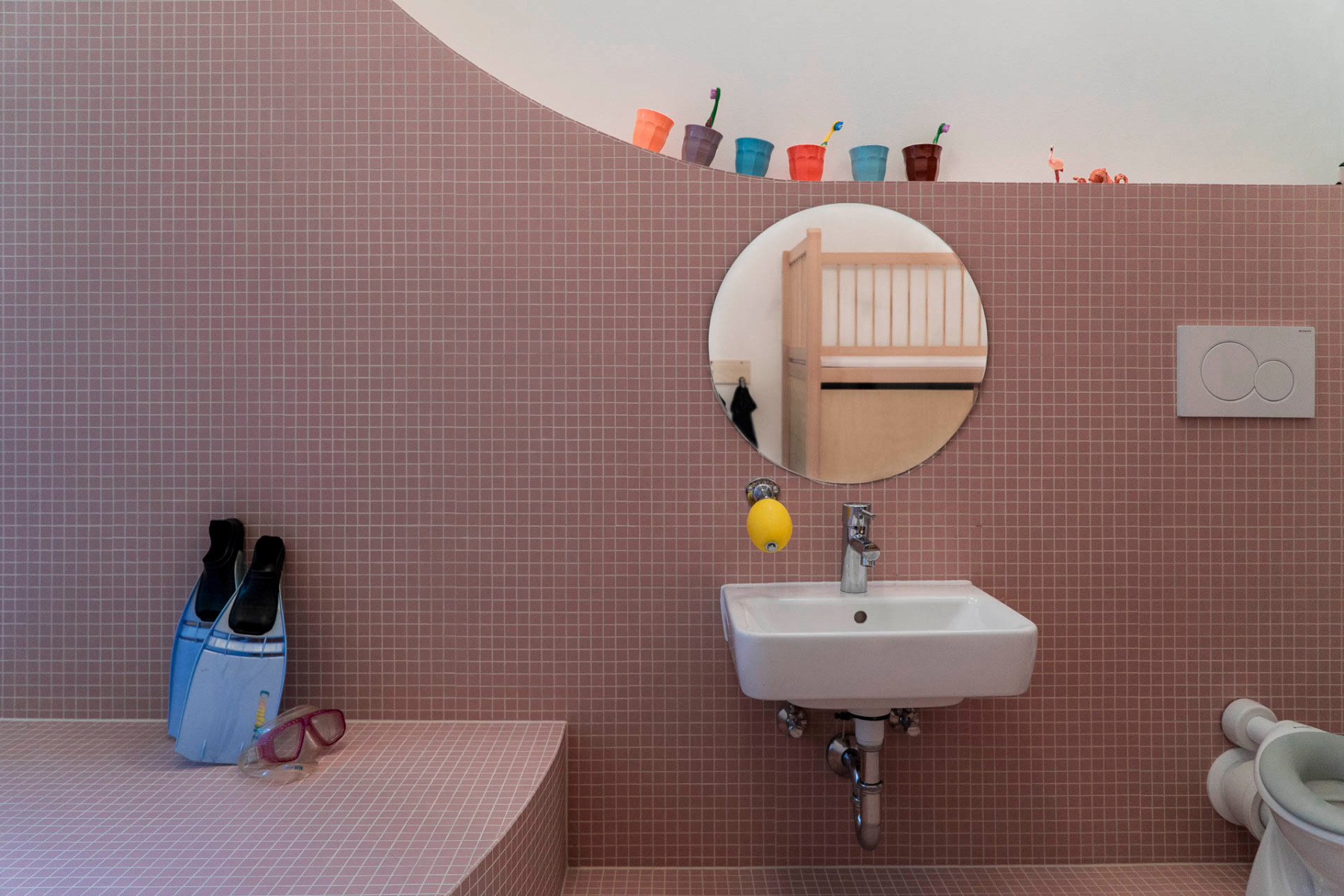 In Berlin-Wedding entstand aus einem Ladenlokal eine Krippe mit flexiblen Spiel- und Ruheräumen. Zentrum ist eine Badelandschaft mit Kaskadenbecken und Geberit-Sanitärtechnik. © Sebastian Díaz de León