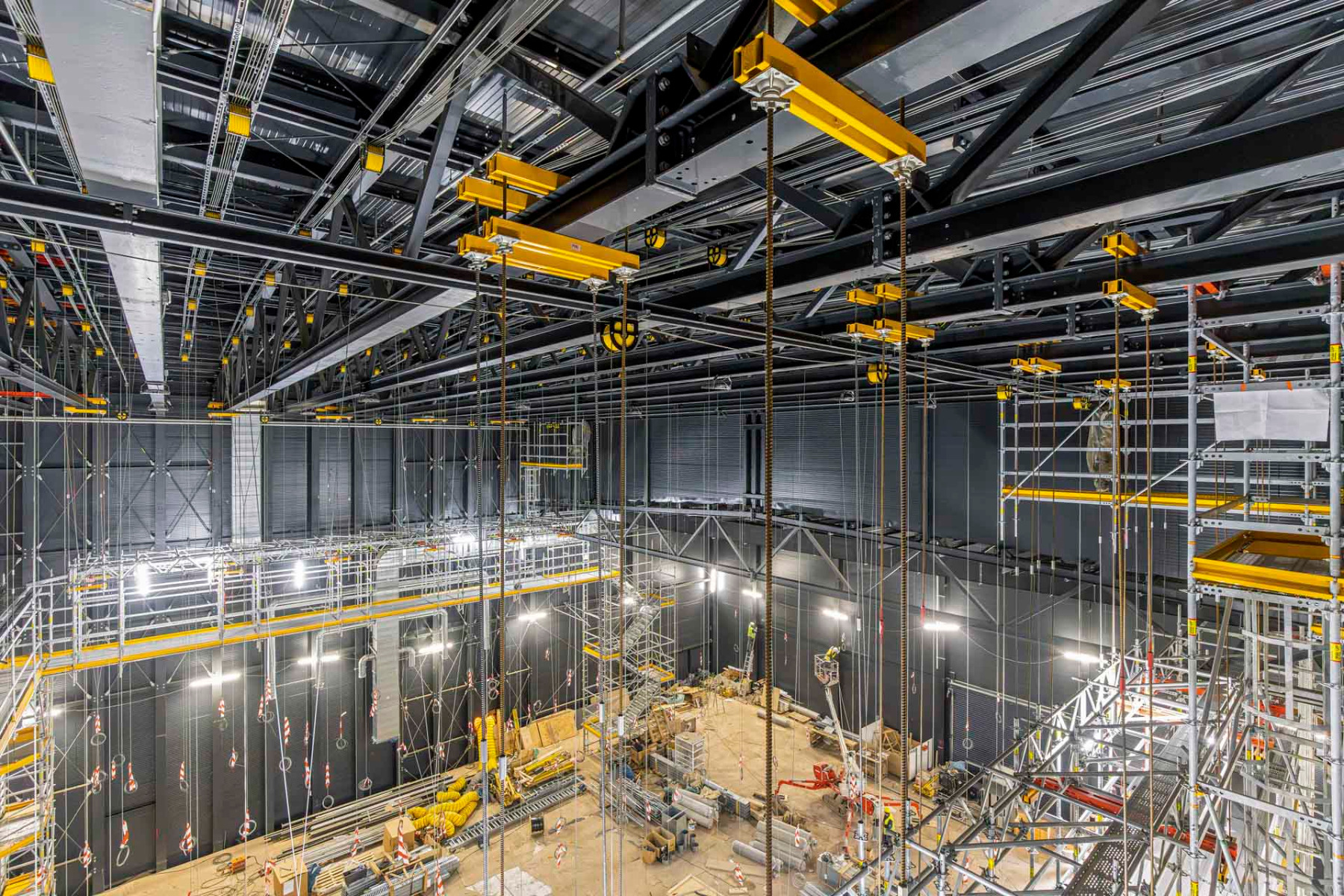 Für die Bühnentechnik und insbesondere die Beleuchterstege wählte das Planungsteam Gerüstkonstruktionen auf der Grundlage von Systembaukästen von Peri. © Peri Deutschland