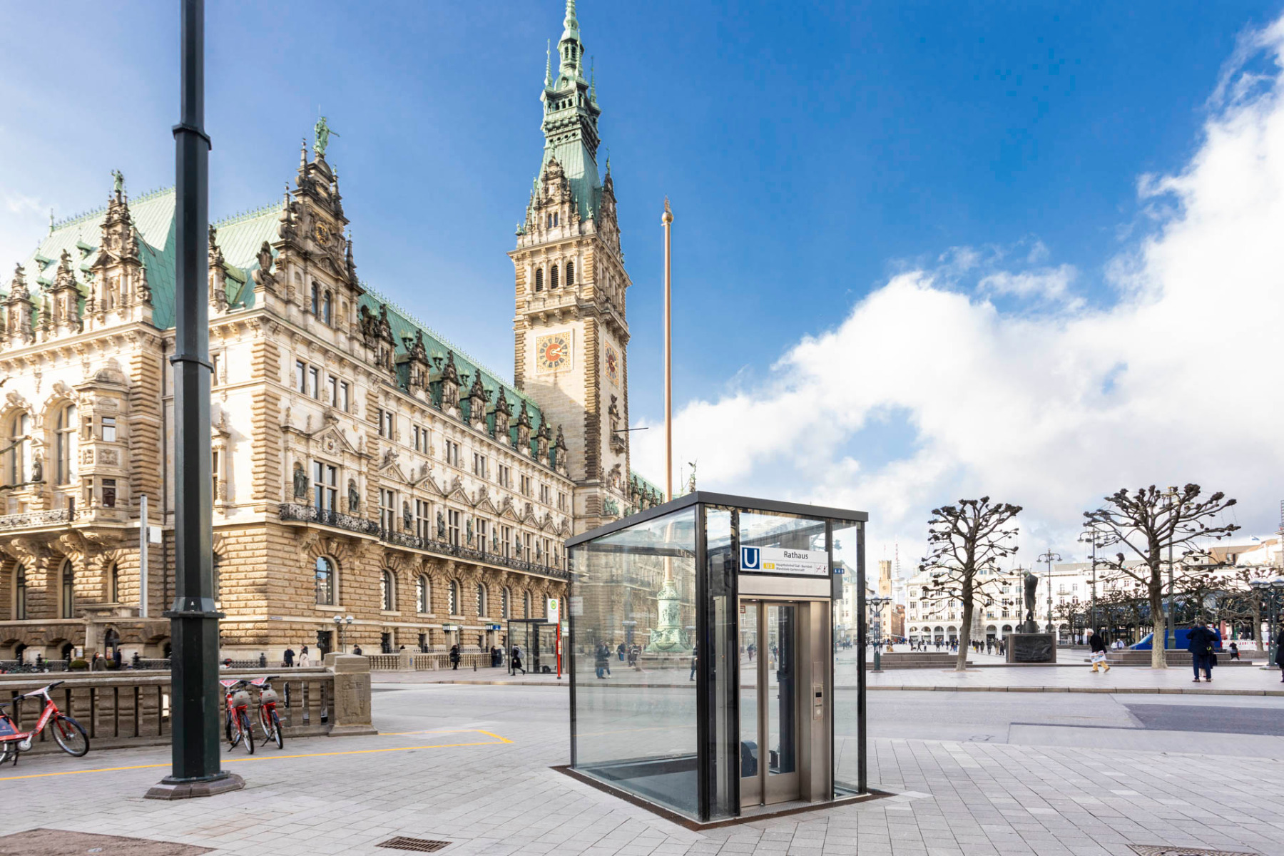 Das Panoramaglas des Aufzuges lässt oberirdisch die Sicht auf das Hamburger Rathaus frei © Lutz Aufzüge