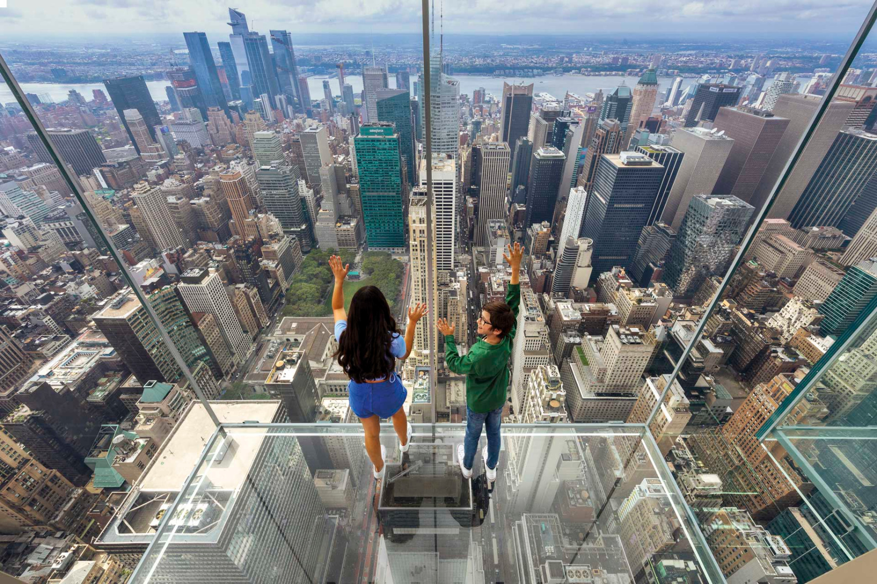 https://detail-cdn.s3.eu-central-1.amazonaws.com/media/catalog/product/0/1/01-glaserker-gartner-one-vanderbilt-new-york.jpg?width=437&height=582&store=de_de&image-type=image