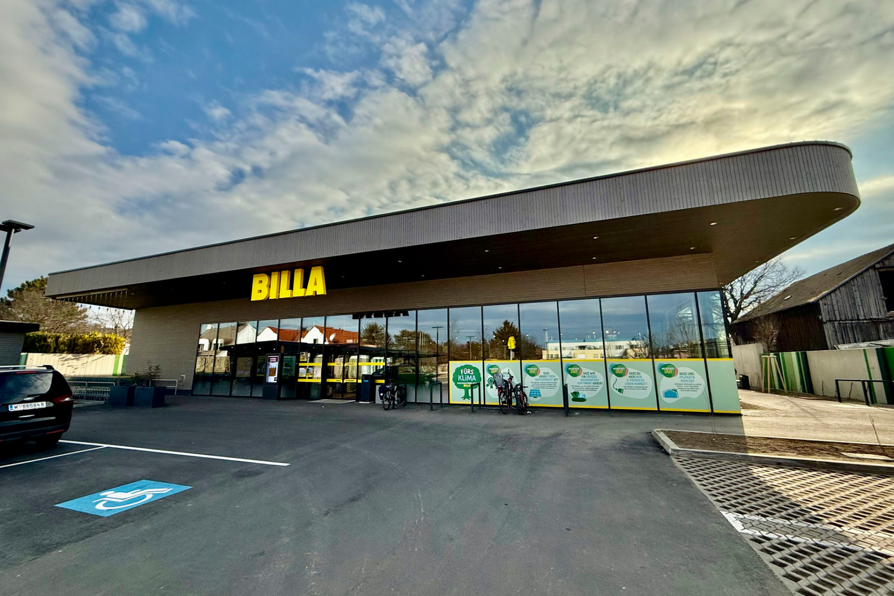 Die Billa AG hat ein 31 Jahre altes Bestandsgebäude in Wien-Donaustadt durch einen Neubau in Holz-Hybrid-Bauweise ersetzt. © Riegler Metallbau