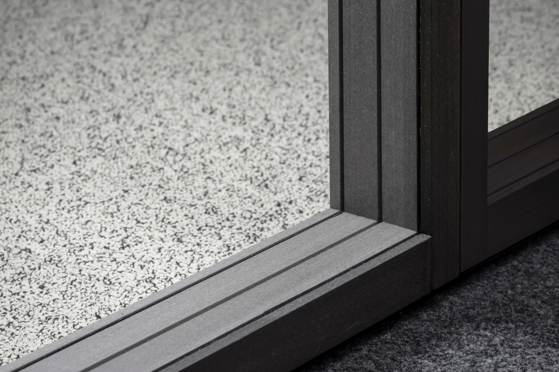 Mit Profilen aus Holzwerkstoff wartet das Glastrennwandsystem Life Stereo GCC von Lindner auf. © Lindner Group