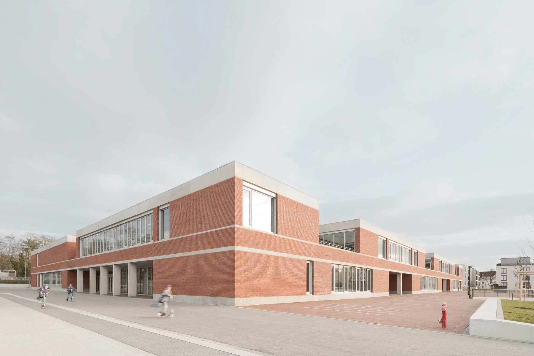 https://detail-cdn.s3.eu-central-1.amazonaws.com/media/catalog/product/0/1/01-grundschule-und-kindertagesstaette-darmstadt-waechter_waechter-architekten.jpg?width=437&height=582&store=de_en&image-type=image