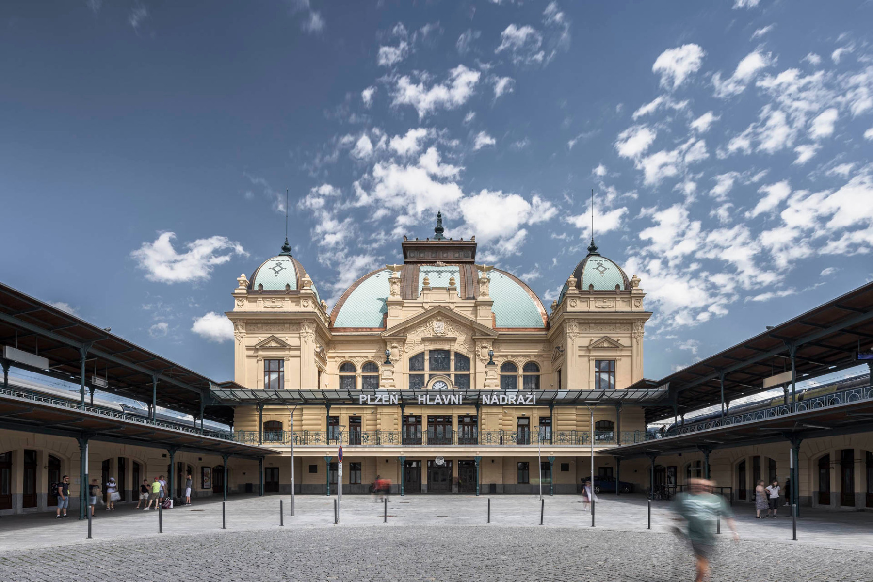 Jugendstilbahnhof Pilsen – seit 2000 denkmalgeschützt und ungewöhnlich zwischen den Gleisen gelegen. © RAKO