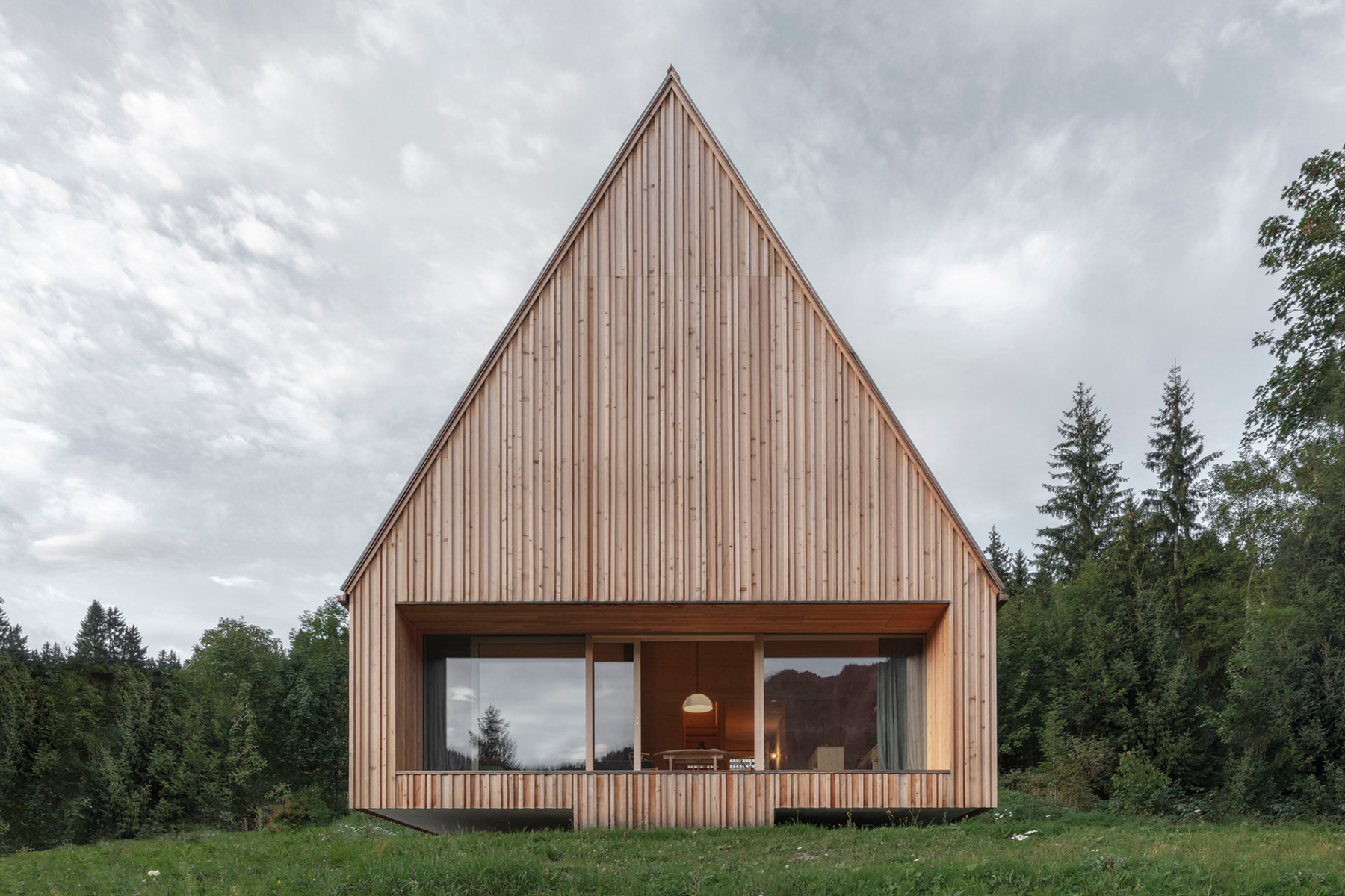 https://detail-cdn.s3.eu-central-1.amazonaws.com/media/catalog/product/0/1/01-haus-gafpohl-vorarlberg-bernardo-bader-architekten.jpg?width=437&height=582&store=de_de&image-type=image