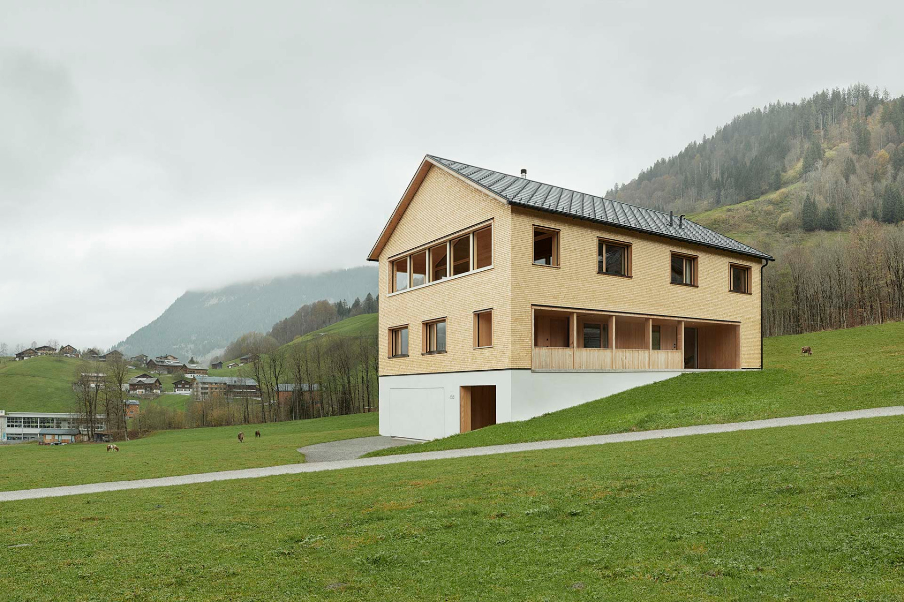 https://detail-cdn.s3.eu-central-1.amazonaws.com/media/catalog/product/0/1/01-haus-lp-bregenzerwald-firm-architekten.jpg?width=437&height=582&store=de_de&image-type=image