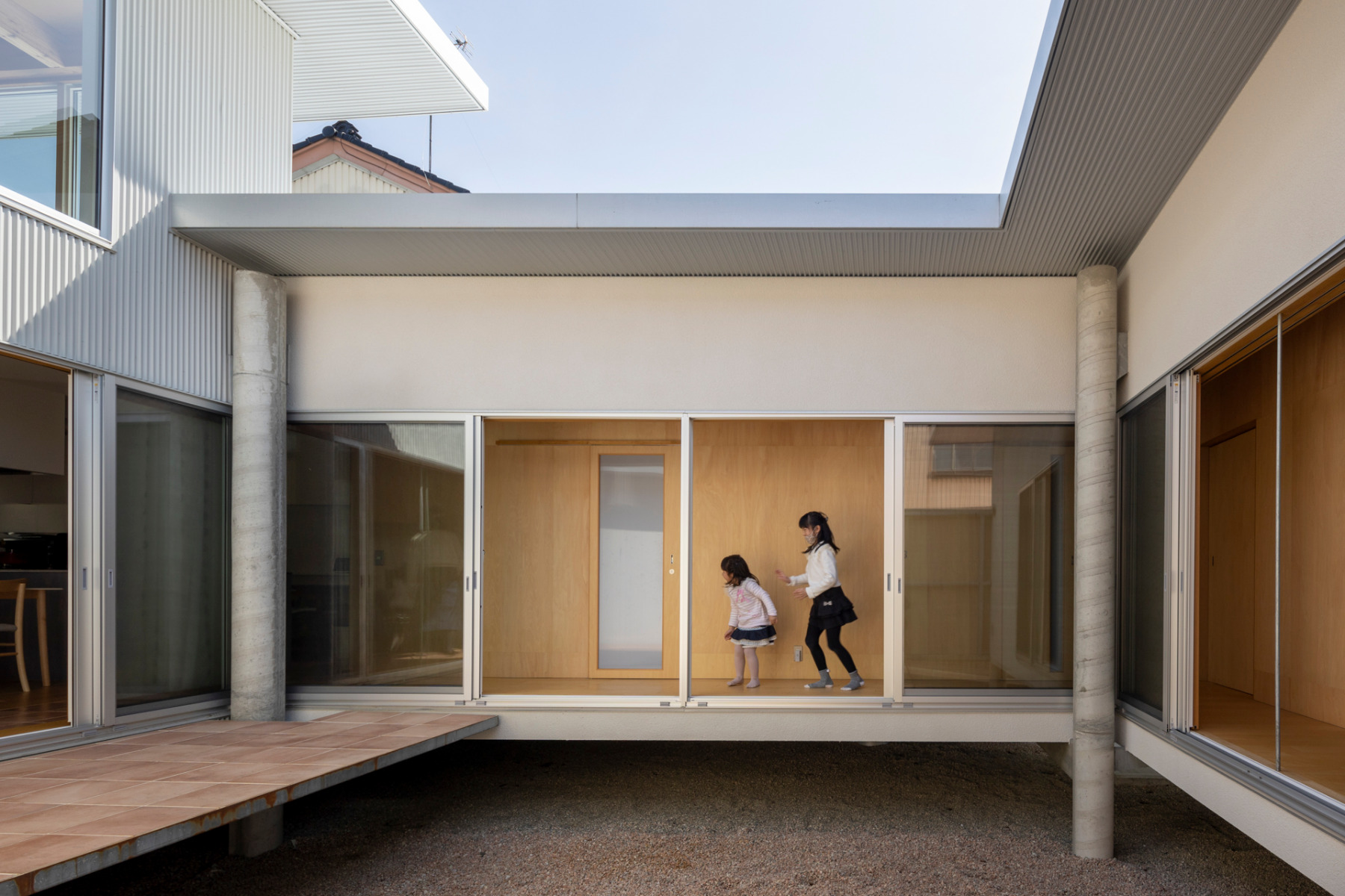 https://detail-cdn.s3.eu-central-1.amazonaws.com/media/catalog/product/0/1/01-haus-takaoka-unemori-architects-kai-nakamura.jpg?width=437&height=582&store=de_de&image-type=image