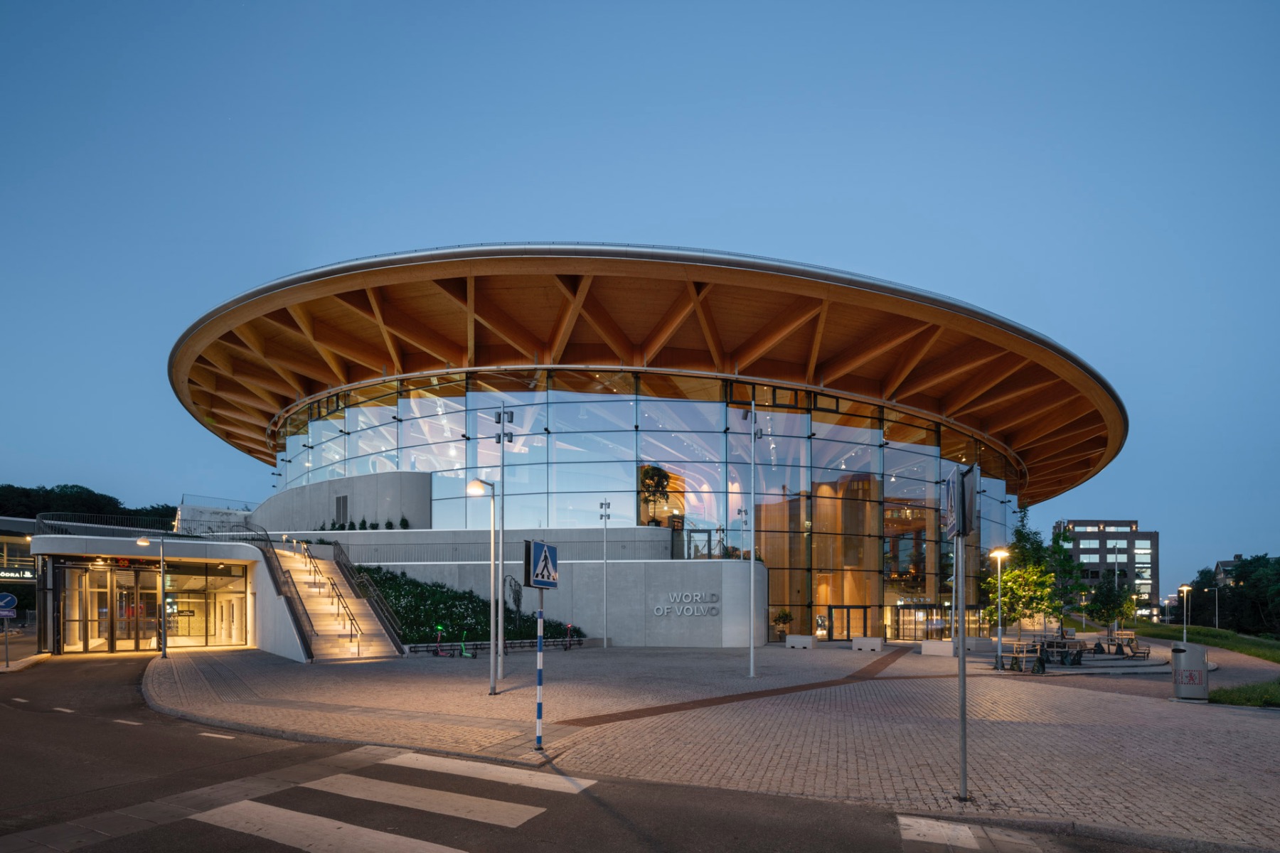 Auf 22 000 m² bietet der kreisrunde Bau mit seinem Durchmesser von 110 m Platz für Ausstellungen, Konferenzen und Performances. © James Silverman / World of Volvo