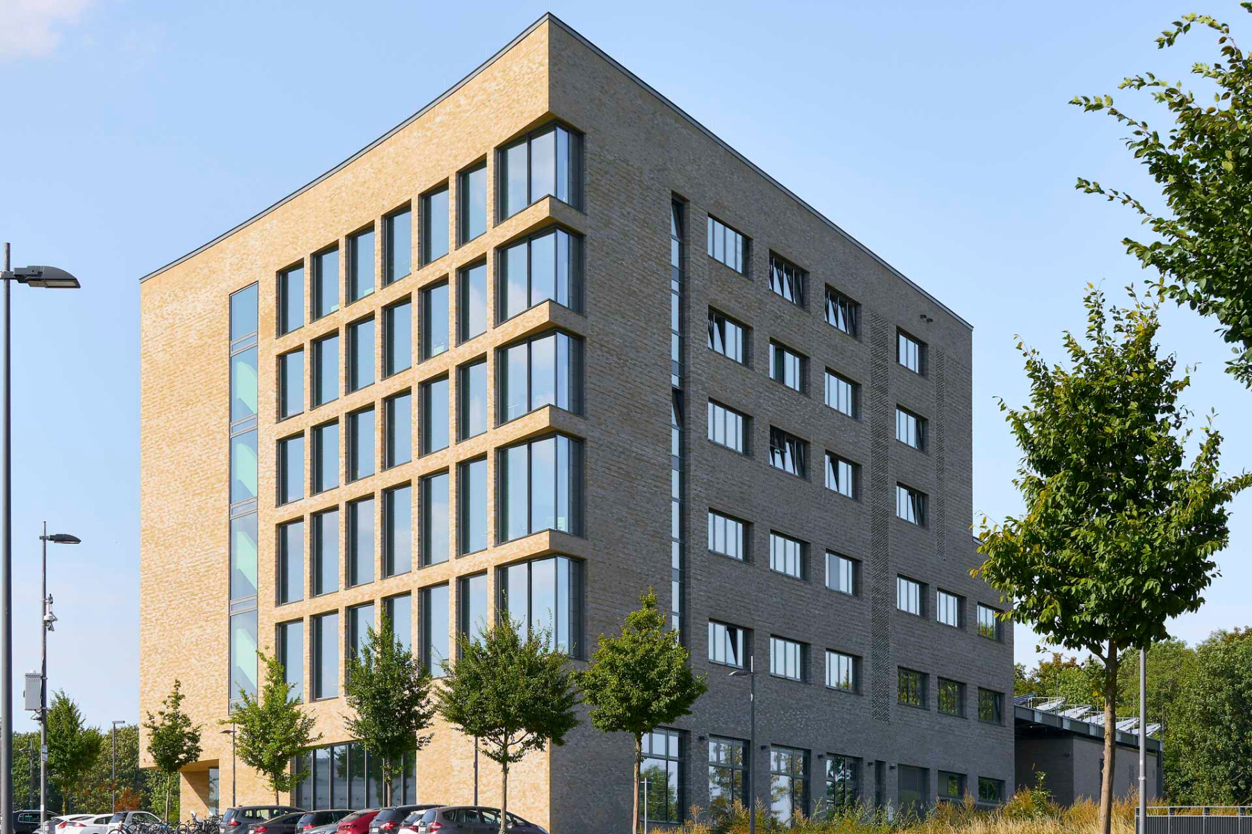 Beim Forschungsbau Carl der RWTH Aachen sind unter anderem das Fenstersystem Heroal W 72 und das Fassadensystem Heroal C 50 verbaut. © Christian Weinrich