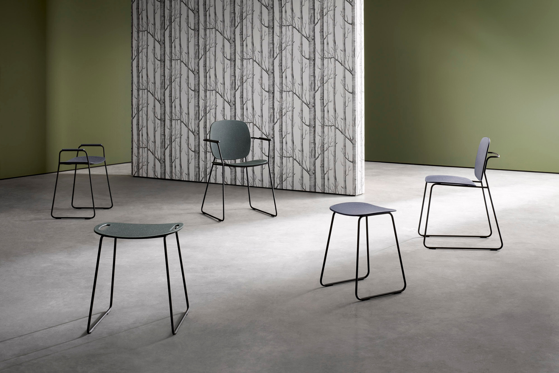 Die Re-Serie umfasst Badstühle und Hocker, wahlweise mit oder ohne Armlehnen, die aus PIR (Post-Industrial Rezyklat) hergestellt sind. © HEWI