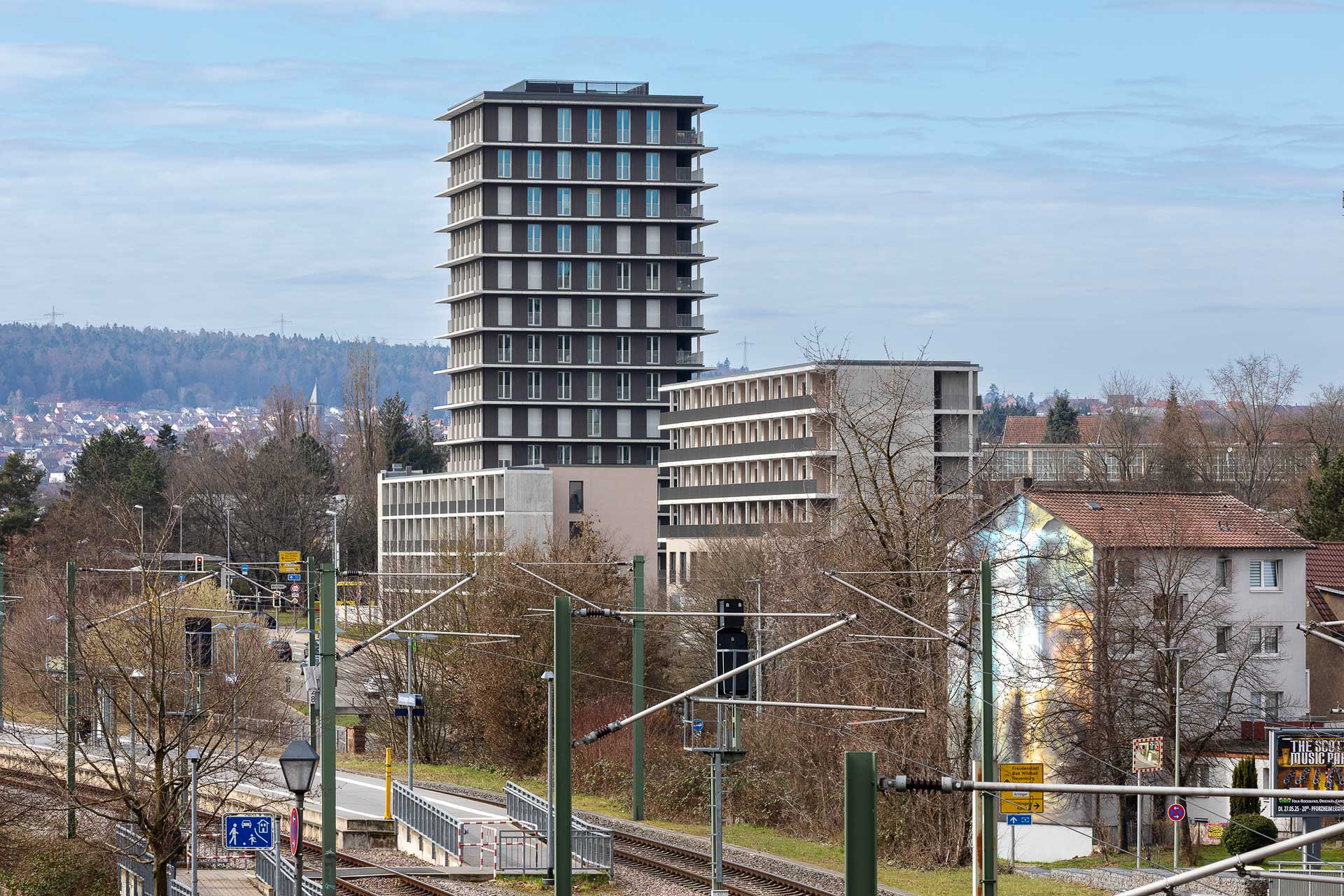 https://detail-cdn.s3.eu-central-1.amazonaws.com/media/catalog/product/0/1/01-hochhaus-carl-pforzheim-douglasienbekleidung-keim.jpg?width=437&height=582&store=de_de&image-type=image