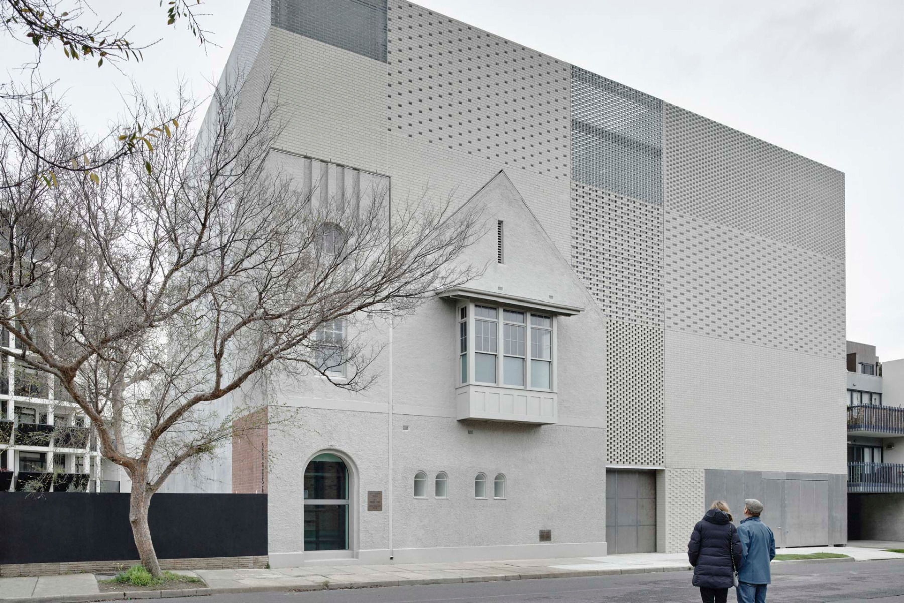 https://detail-cdn.s3.eu-central-1.amazonaws.com/media/catalog/product/0/1/01-holocaust-museum-melbourne-kerstin-thompson-architects.jpg?width=437&height=582&store=de_en&image-type=image