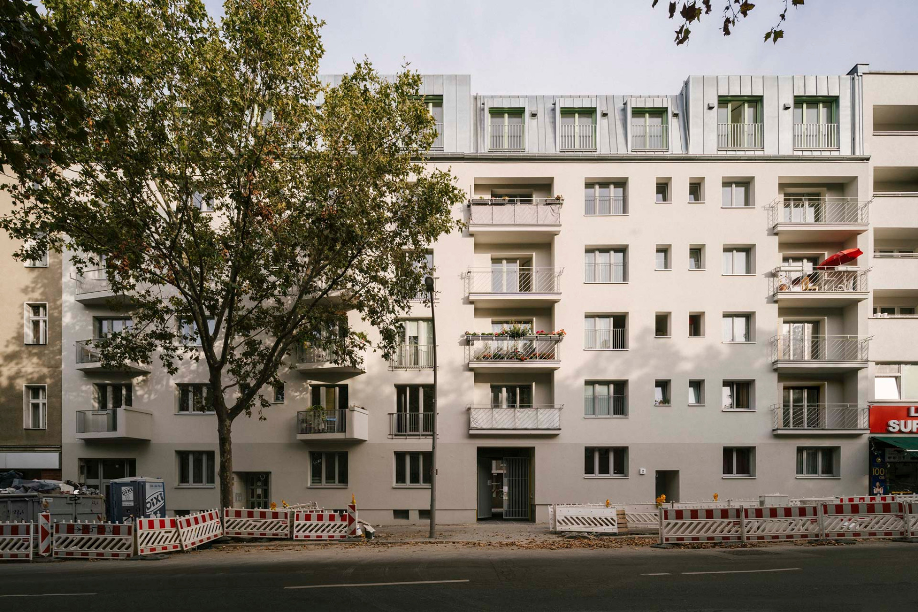 Mit dem im Sommer 2023 fertiggestellten Ensemble „Element & Lingot“ hat Studio Loes einen bestehenden Wohnbau in Berlin erweitert. © Nate Cook