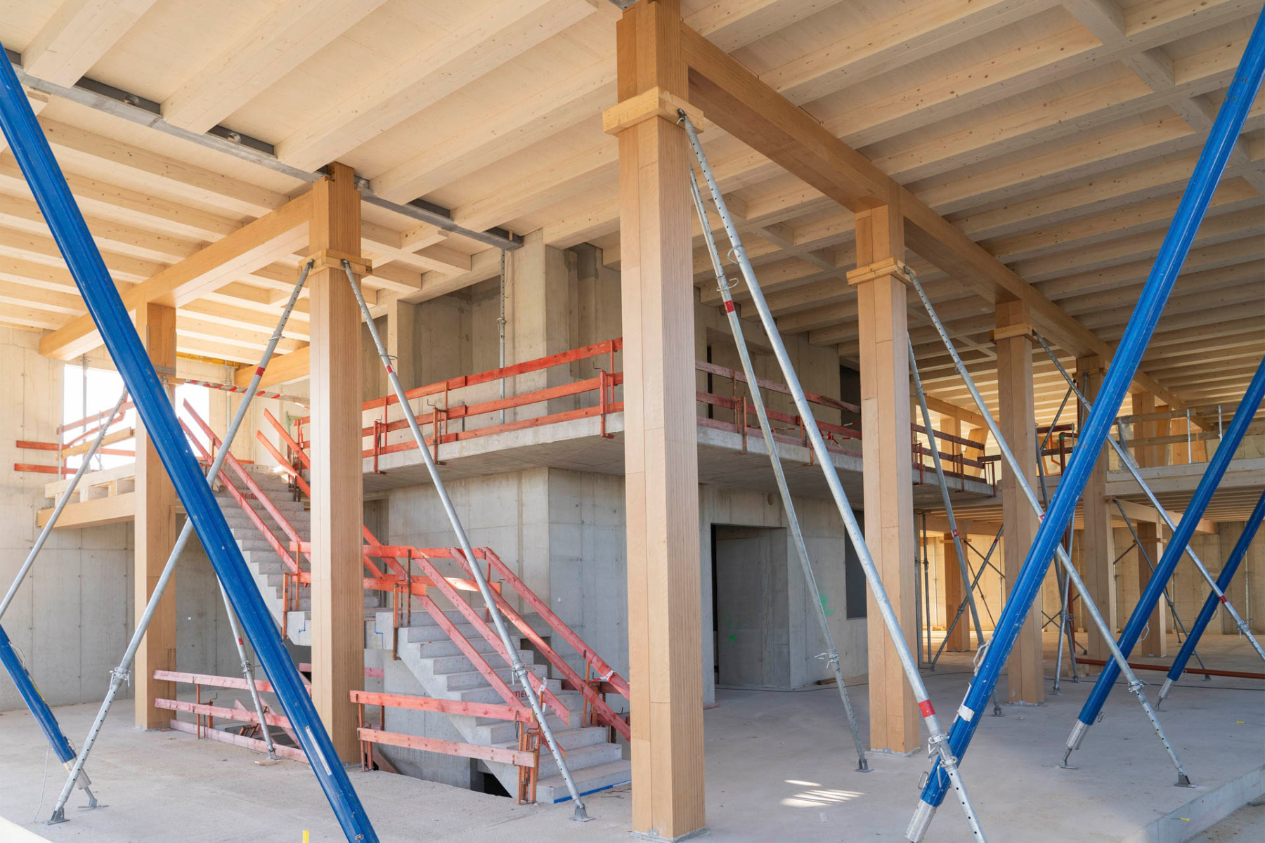 In den unteren Stockwerken sind Stützen und Unterzüge in Buchenfurnierschichtholz ausgeführt. © UmweltBank AG