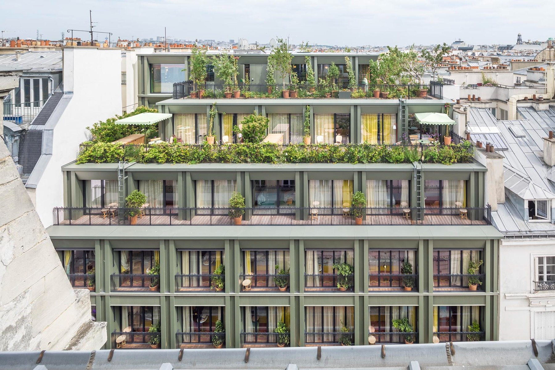 In den zurückgesetzten Dachgeschossen des Hotel La Fantaisie sind großzügige Balkone und eine Bar mit Dachterrasse entstanden. © Sergio Grazia