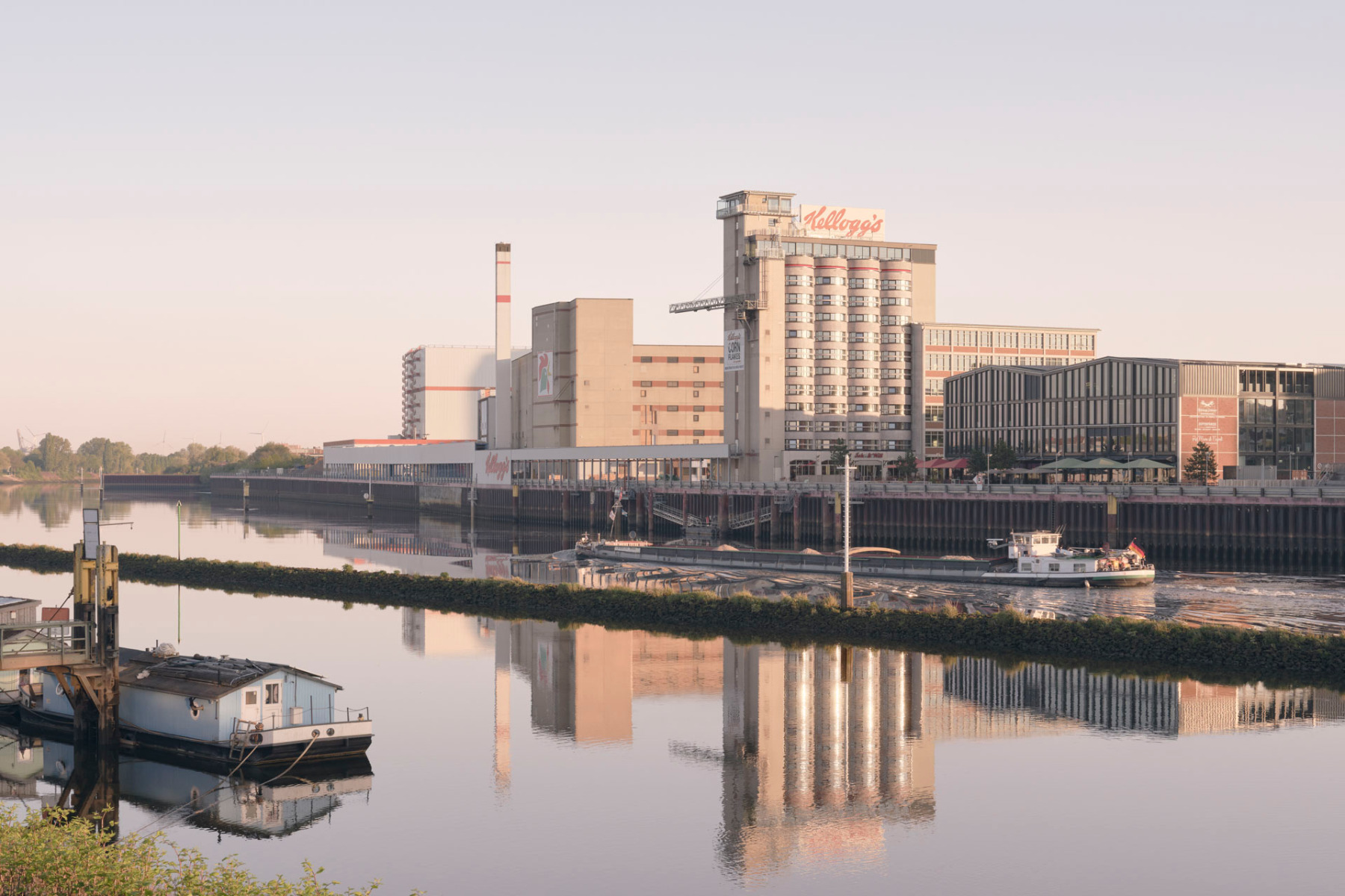 Aus&#x20;der&#x20;Ferne&#x20;ist&#x20;die&#x20;Transformation&#x20;des&#x20;Silos&#x20;erst&#x20;auf&#x20;den&#x20;zweiten&#x20;Blick&#x20;zu&#x20;erkennen.&#x20;Selbst&#x20;der&#x20;pr&#xE4;gnante&#x20;Kellogg&#x2019;s-Schriftzug&#x20;blieb&#x20;erhalten.&#x20;&#xA9;&#x20;Piet&#x20;Niemann&#x20;