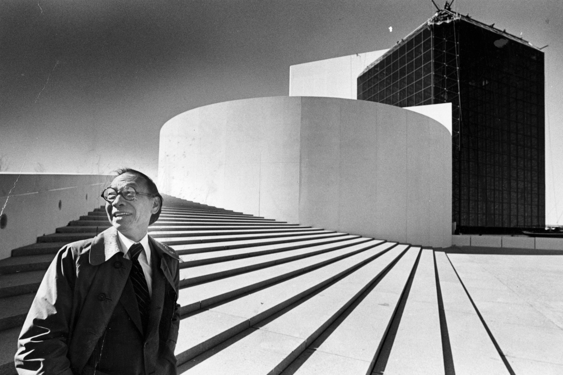 I. M. Pei vor der John F. Kennedy Presidential Library und dem Museum, Dorchester, Massachusetts 1979, © Ted Dully/The Boston Globe via Getty Images 