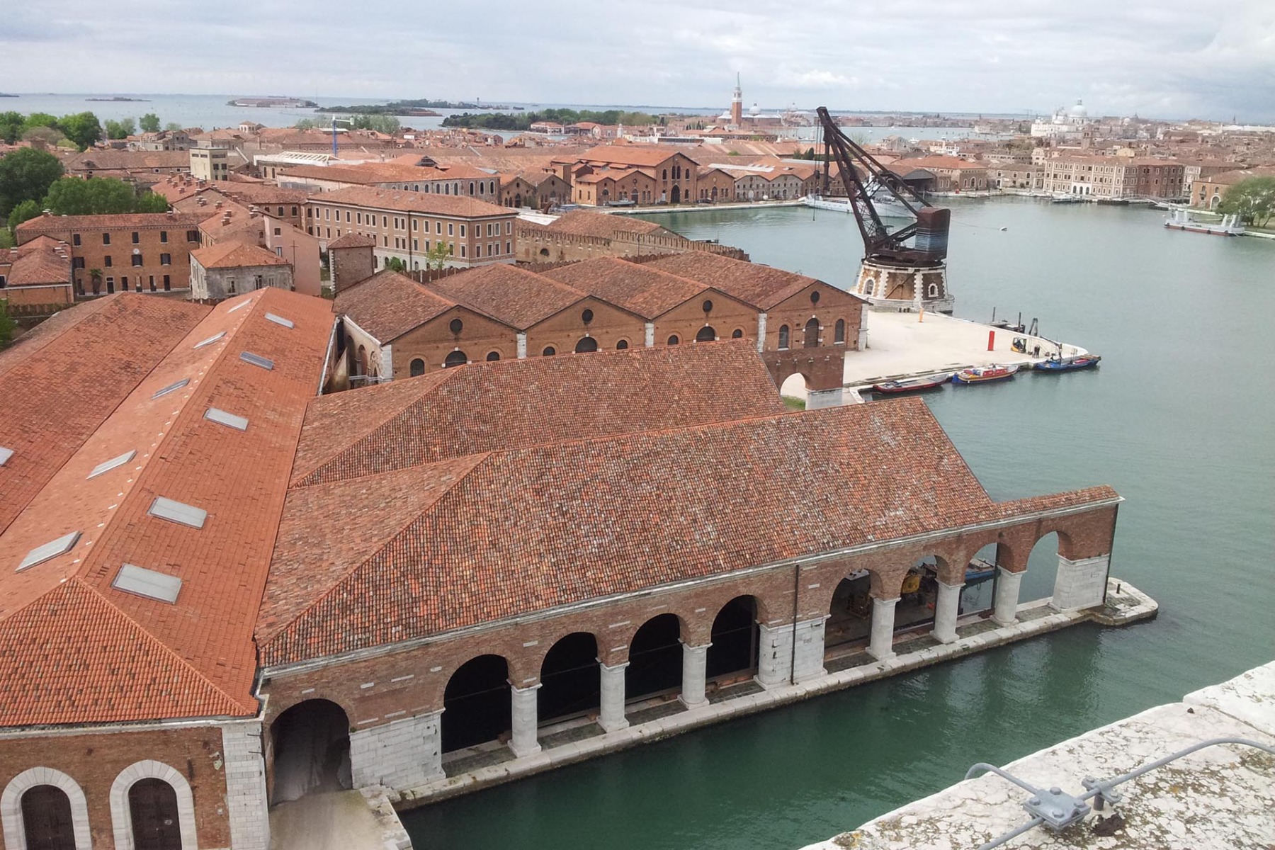 https://detail-cdn.s3.eu-central-1.amazonaws.com/media/catalog/product/0/1/01-im_labor_der_zukunft-architekturbiennale_venedig_2023.jpg?width=437&height=582&store=de_en&image-type=image