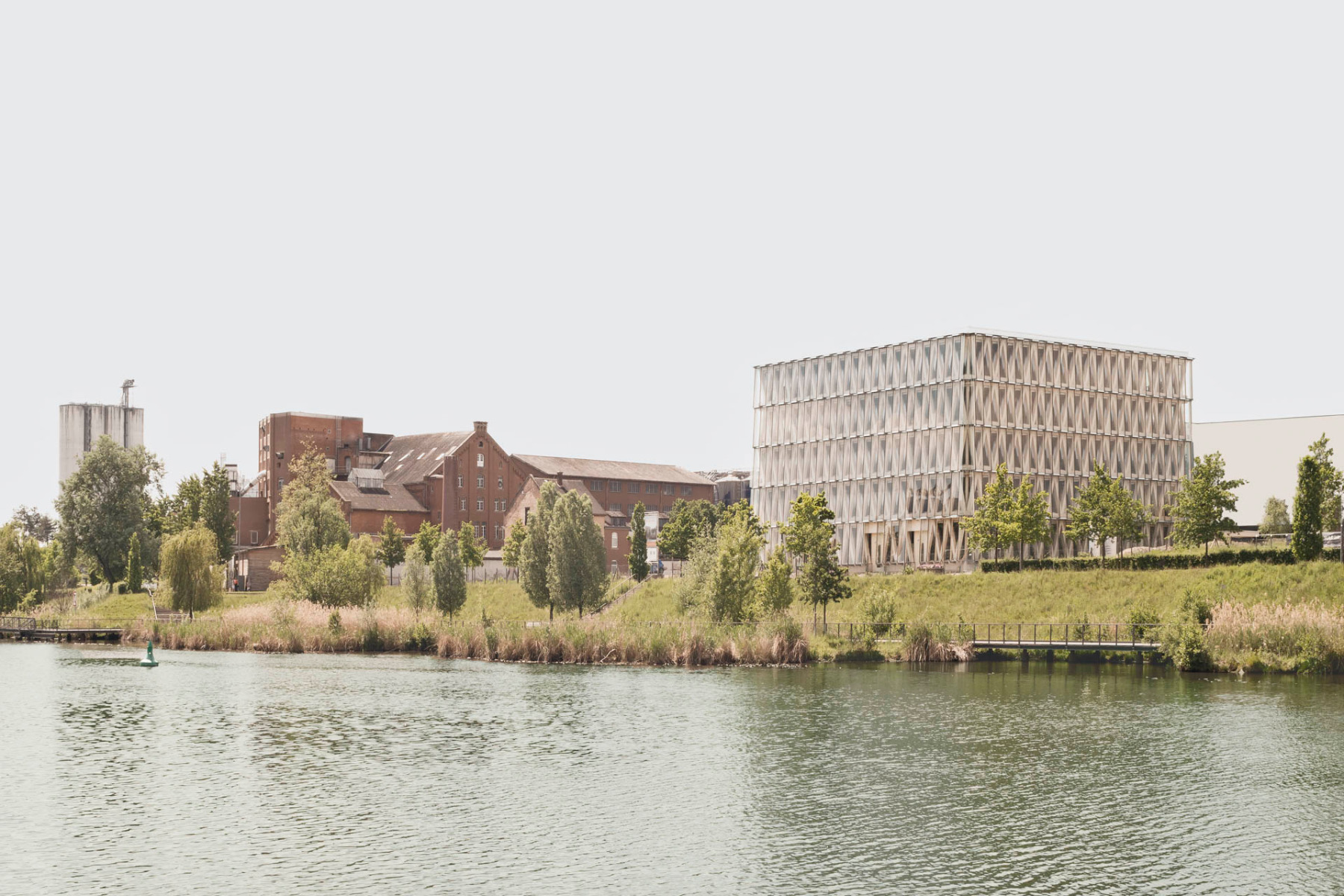 The Innovation Factory 2.0 is a contemporary landmark in the Neckaruferpark. © Brigida González