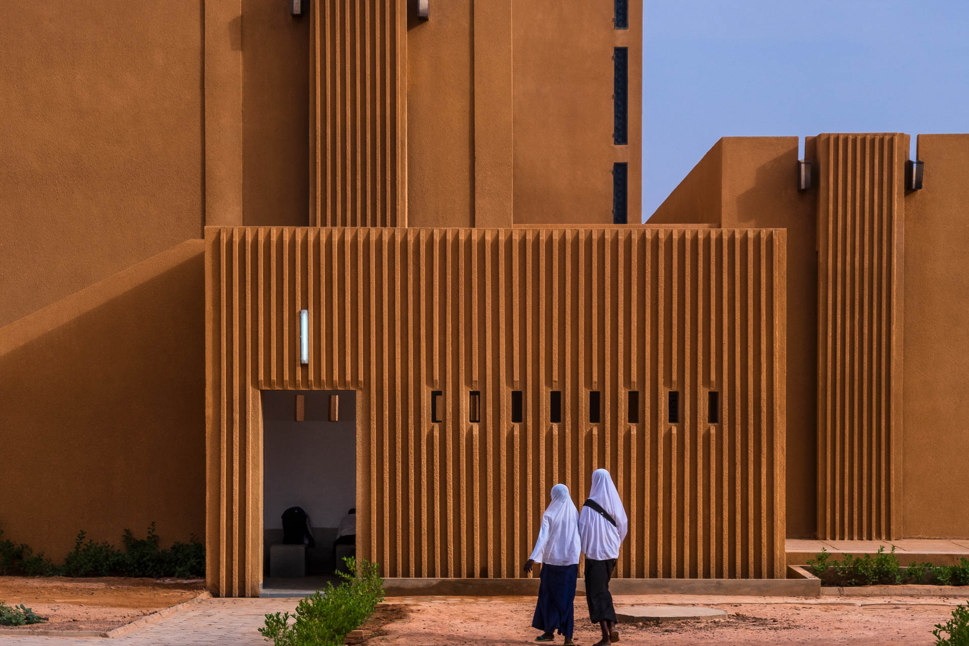 Im Mai 2018 stellte Mariam Issoufou mit ihrem damaligen Architekturbüro Atelier Masomi den Hikma Community Complex in Dandaji im trockenen Westen Nigers fertig. © James Wang 