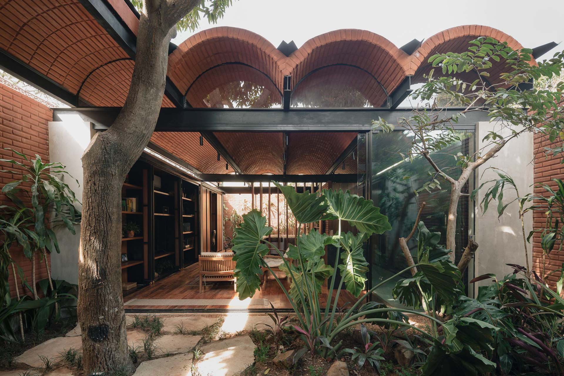 Die&#x20;Casa&#x20;Intermedia&#x20;von&#x20;Equipo&#x20;de&#x20;Arwuitectura&#x20;steht&#x20;auf&#x20;einem&#x20;schmalen&#x20;Handtuchgrundst&#xFC;ck&#x20;in&#x20;Asunci&#xF3;n,&#x20;der&#x20;Haupstadt&#x20;von&#x20;Paraguay.&#x20;W&#xE4;nde&#x20;und&#x20;Dachschalung&#x20;des&#x20;Geb&#xE4;udes&#x20;bestehen&#x20;aus&#x20;luftgetrockneten&#x20;Lehmziegeln.&#x20;&#xA9;&#x20;Federico&#x20;Cairoli