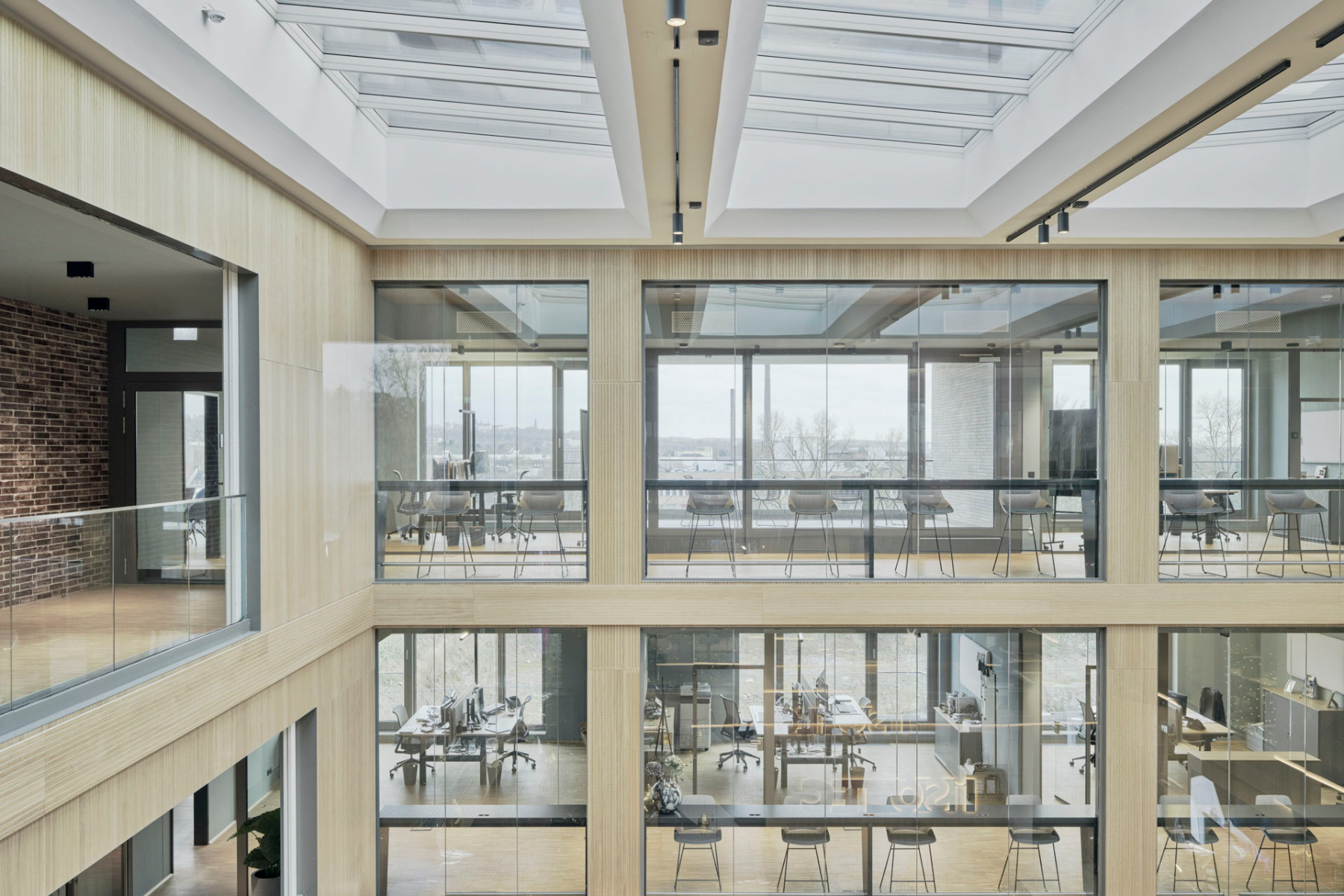 Im Innenausbau des ISOTEC Campus in Bergisch-Gladbach lag der Fokus auf einer filigranen, transparenten Raumgliederung bei gleichzeitig hohem Schallschutz. © Jürgen Pollak