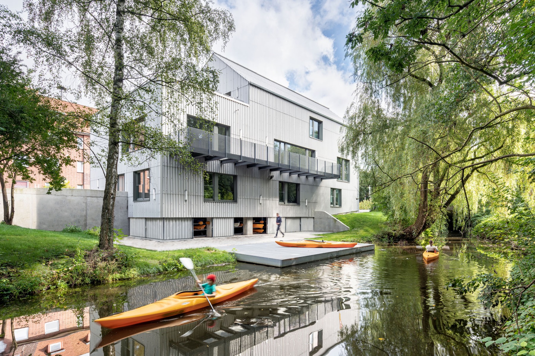 Vier Geschosse hoch ragt der Neubau am Kanalufer im Osten von Hamburg auf. Einen eigenen Bootssteg gibt es inklusive. © Sebastian Grundgeir 