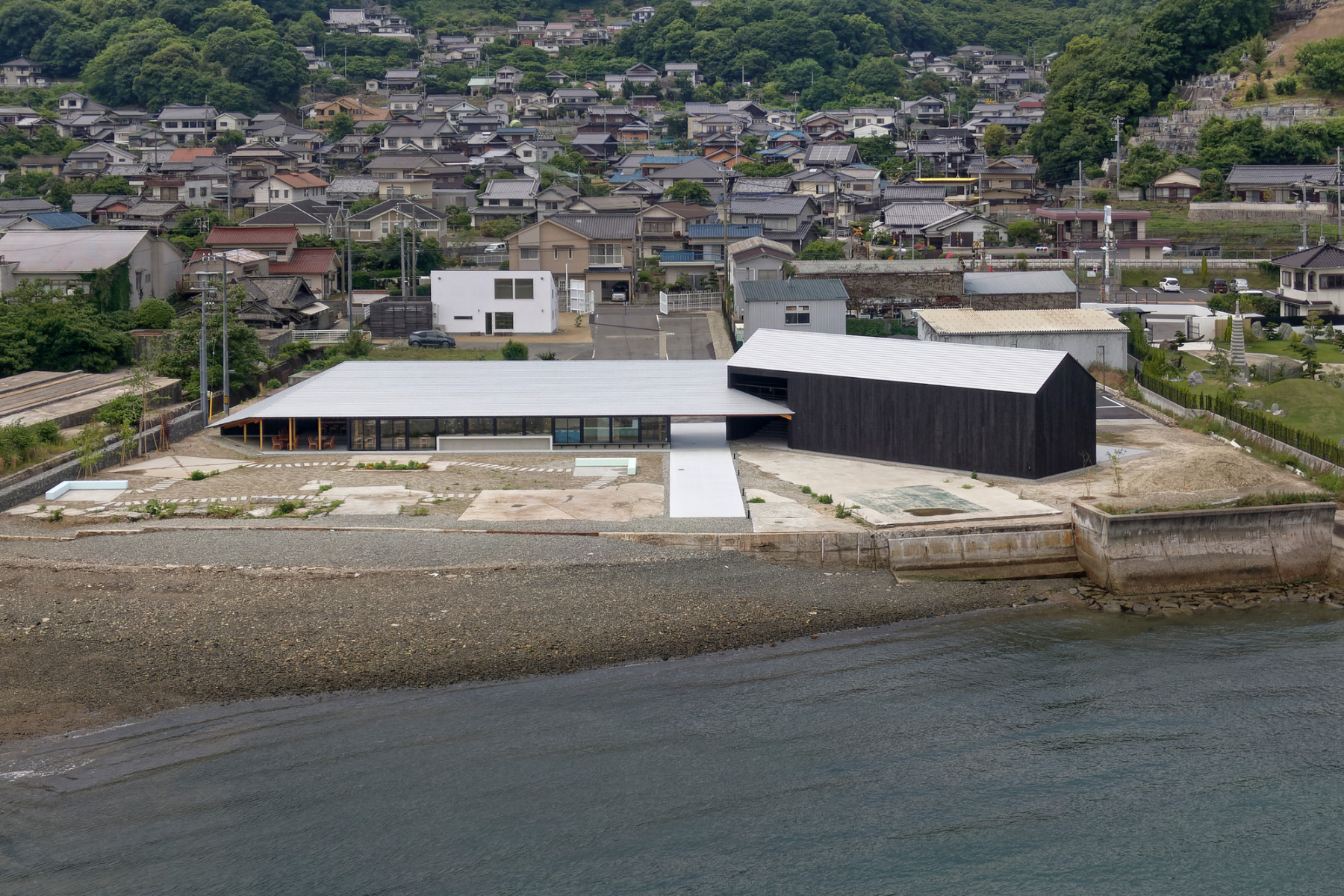 https://detail-cdn.s3.eu-central-1.amazonaws.com/media/catalog/product/0/1/01-kellerei-hiroshima-sugawaradaisuke-architects.jpg?width=437&height=582&store=de_en&image-type=image
