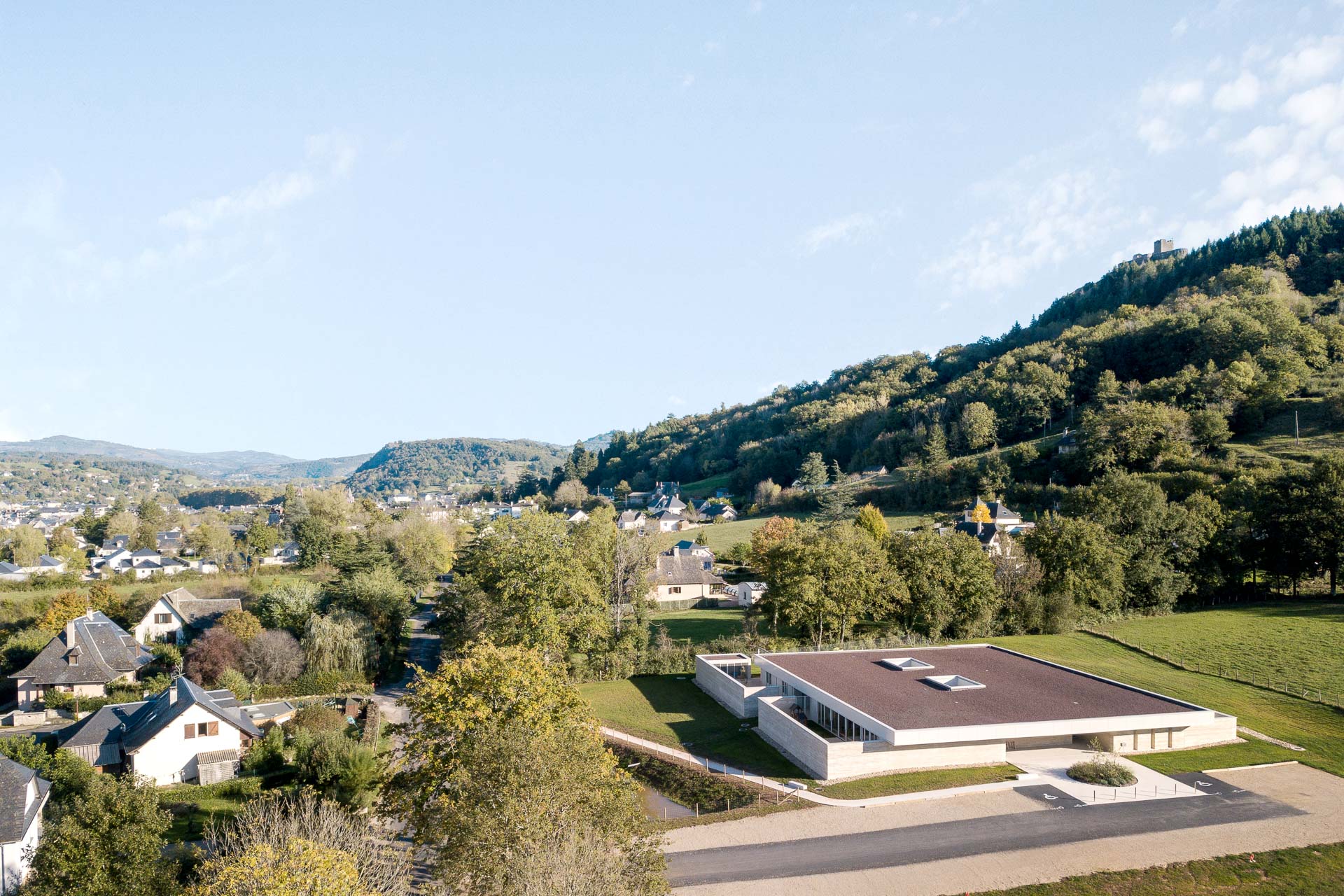 Die&#x20;eingeschossige&#x20;Kindertagesst&#xE4;tte&#x20;liegt&#x20;zu&#x20;F&#xFC;&#xDF;en&#x20;des&#x20;Burgbergs&#x20;von&#x20;Calmont&#x20;d&#x2019;Olt.&#x20;&#xA9;&#x20;Matthieu&#x20;No&#xEB;l