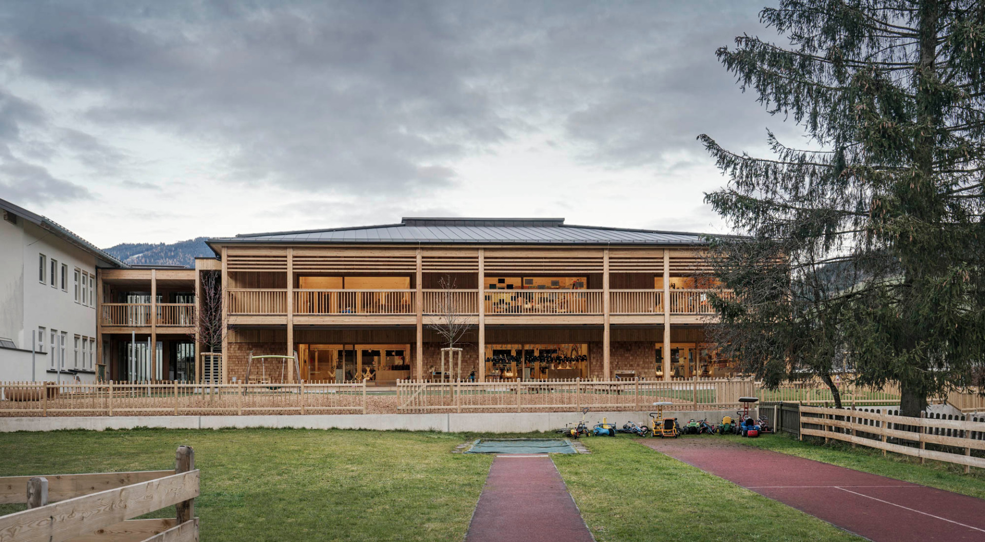 https://detail-cdn.s3.eu-central-1.amazonaws.com/media/catalog/product/0/1/01-kindergarten-reitdorf-lp-architektur.jpg?width=437&height=582&store=de_de&image-type=image